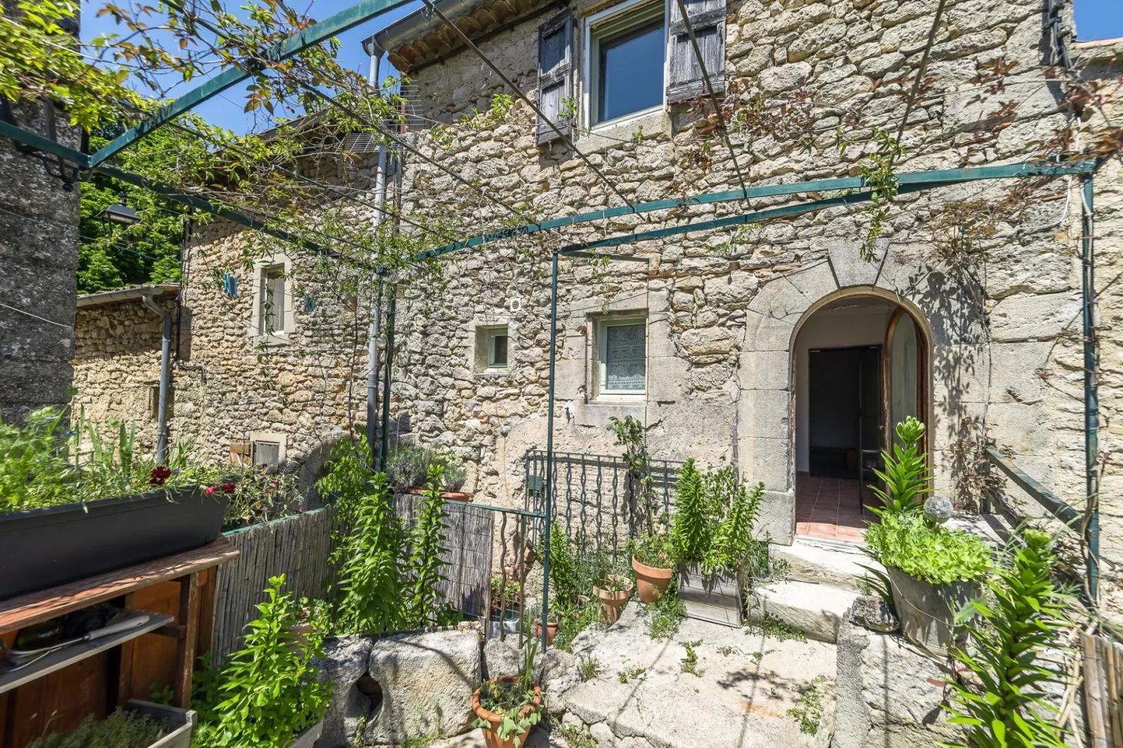 2 habitations avec dépendances sur un terrain de 1087 m²