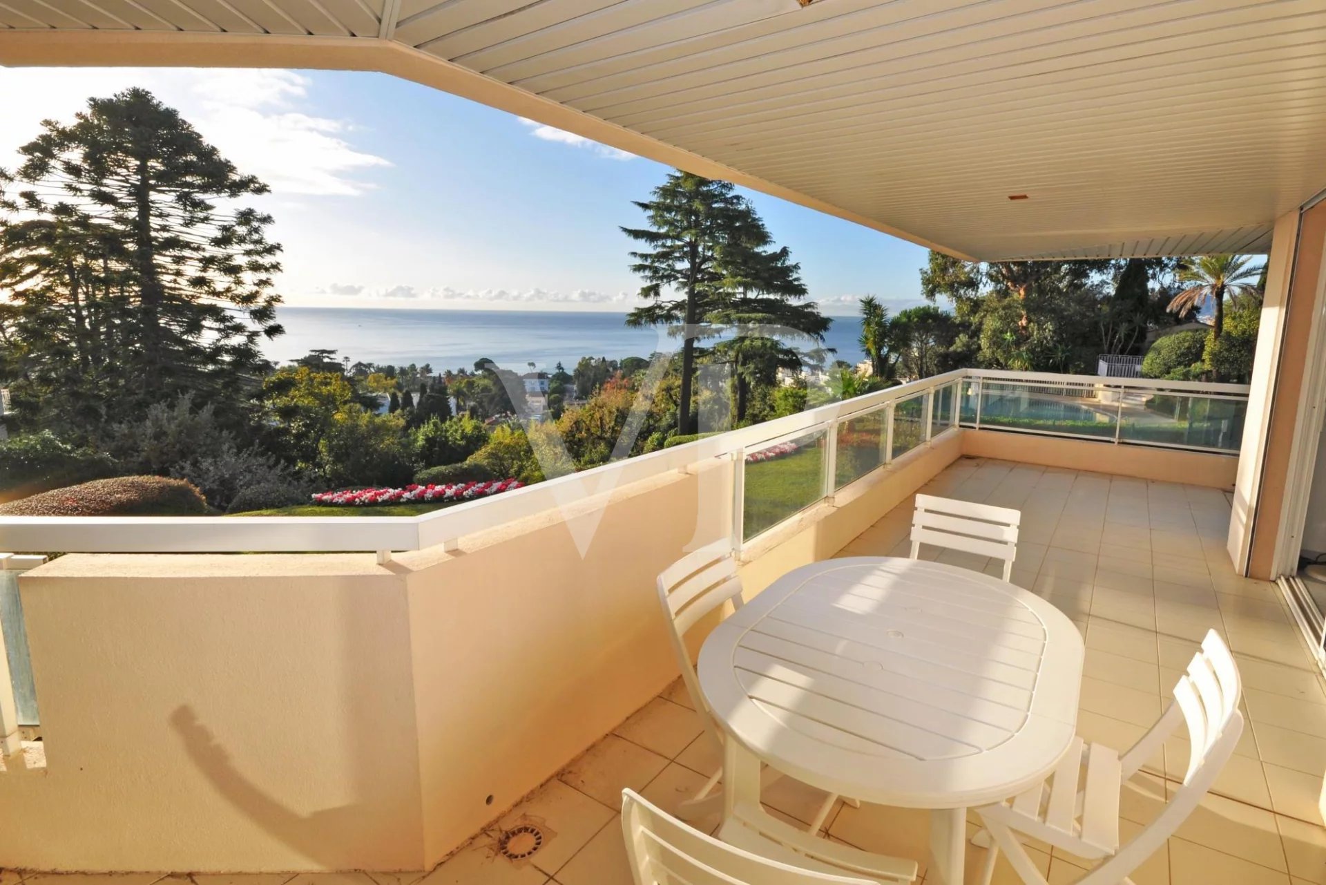 Corner Apartment with Expansive Terrace and Panoramic Sea Views – Croix des Gardes