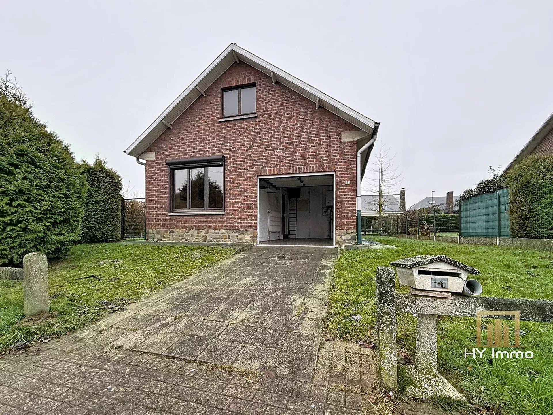 !! OPTIE !! TE RENOVEREN - HUIS VAN 130 M² MET MOGELIJKHEID TOT 3 SLAAPKAMERS + TUIN VAN 270M² & GARAGE