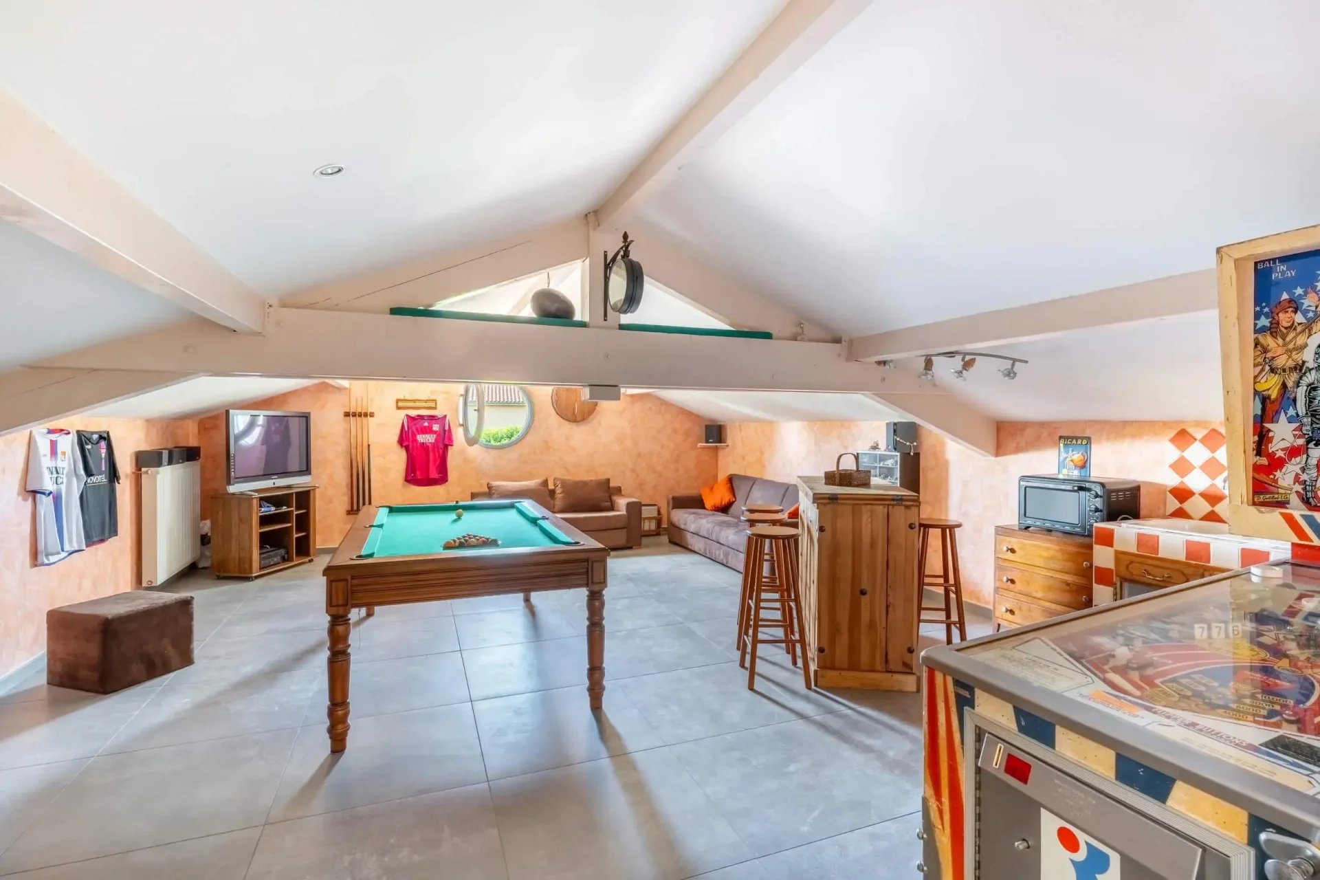 Maison d'environ 230 m² avec terrain plat + piscine