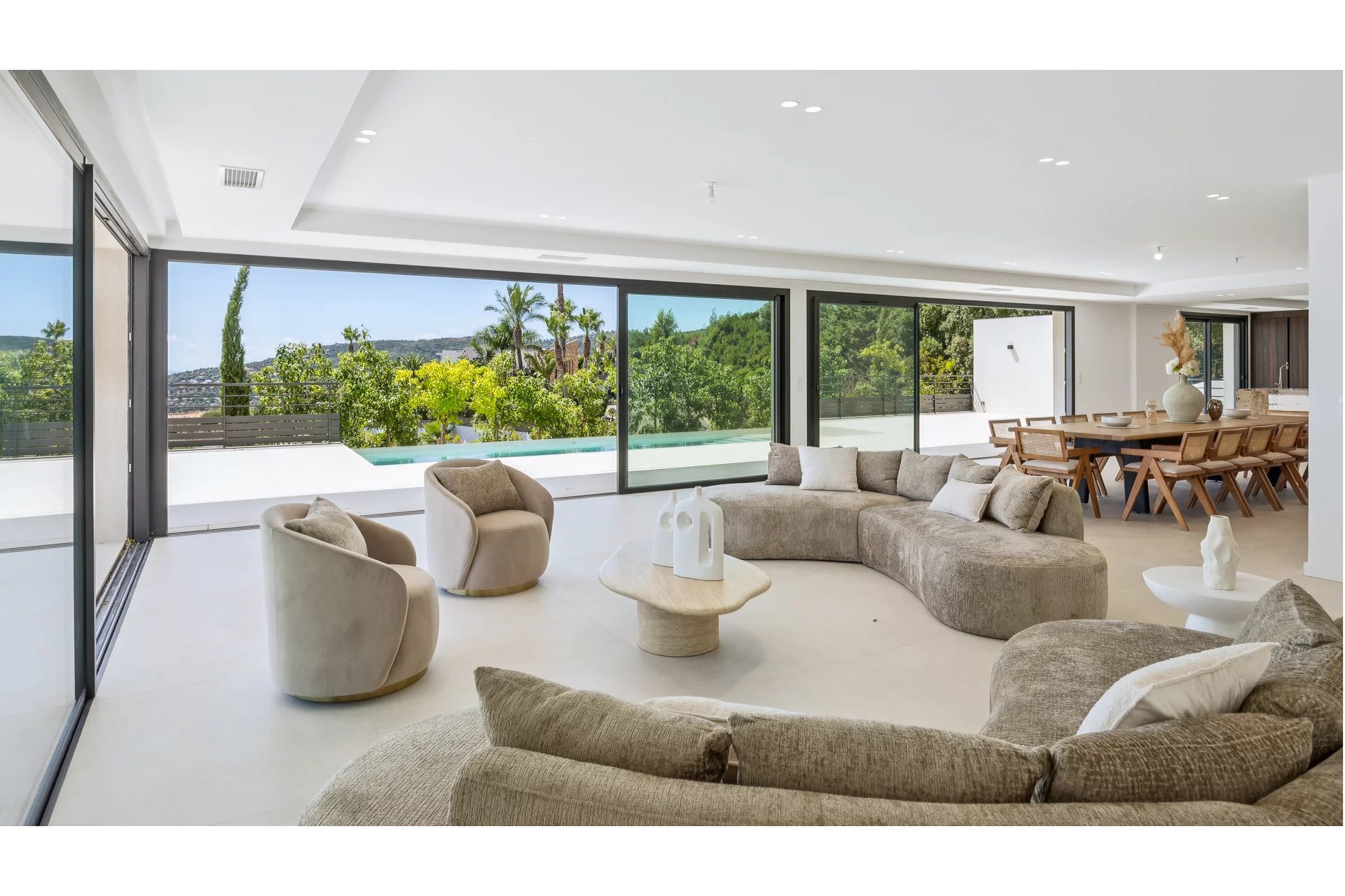 Villa contemporaine d’exception avec vue panoramique sur la mer et le Massif de l’Estérel Un bien rare où l’élégance rencontre la nature.