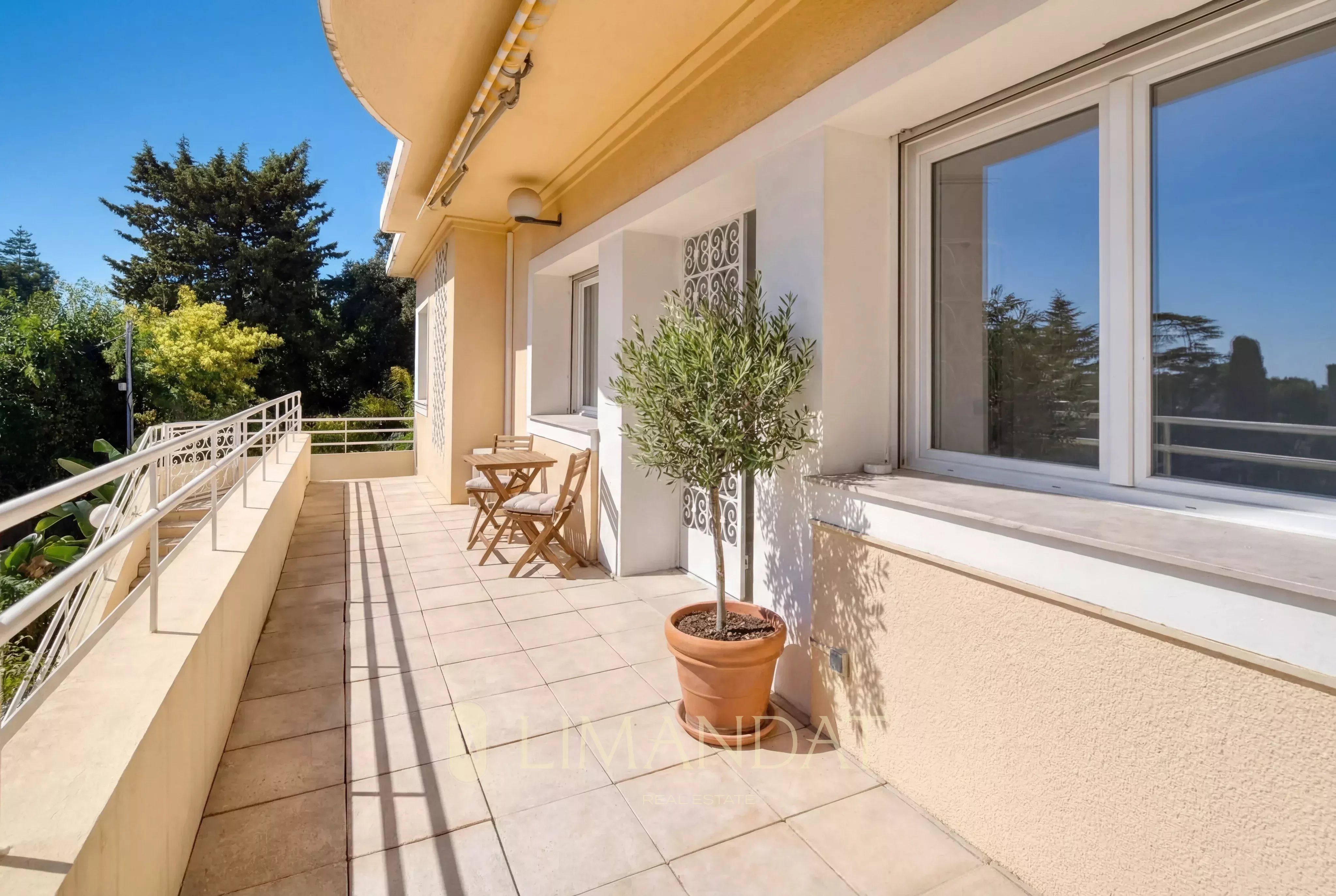 CANNES – APPARTEMENT LUMINEUX AVEC JARDIN PRIVATIF