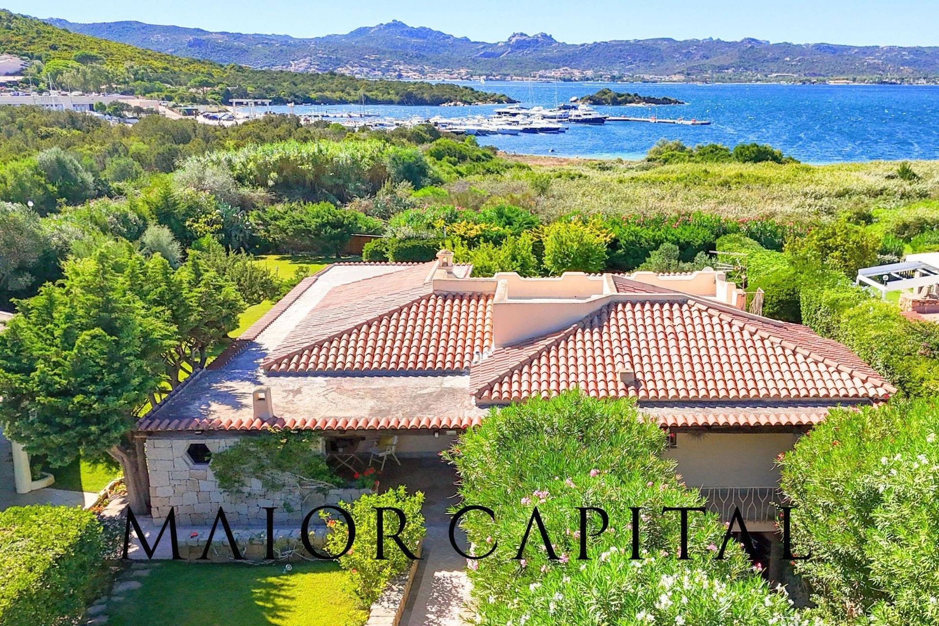 Baja Sardinia | Villa unifamiliare con giardino privato in prima fila sul mare
