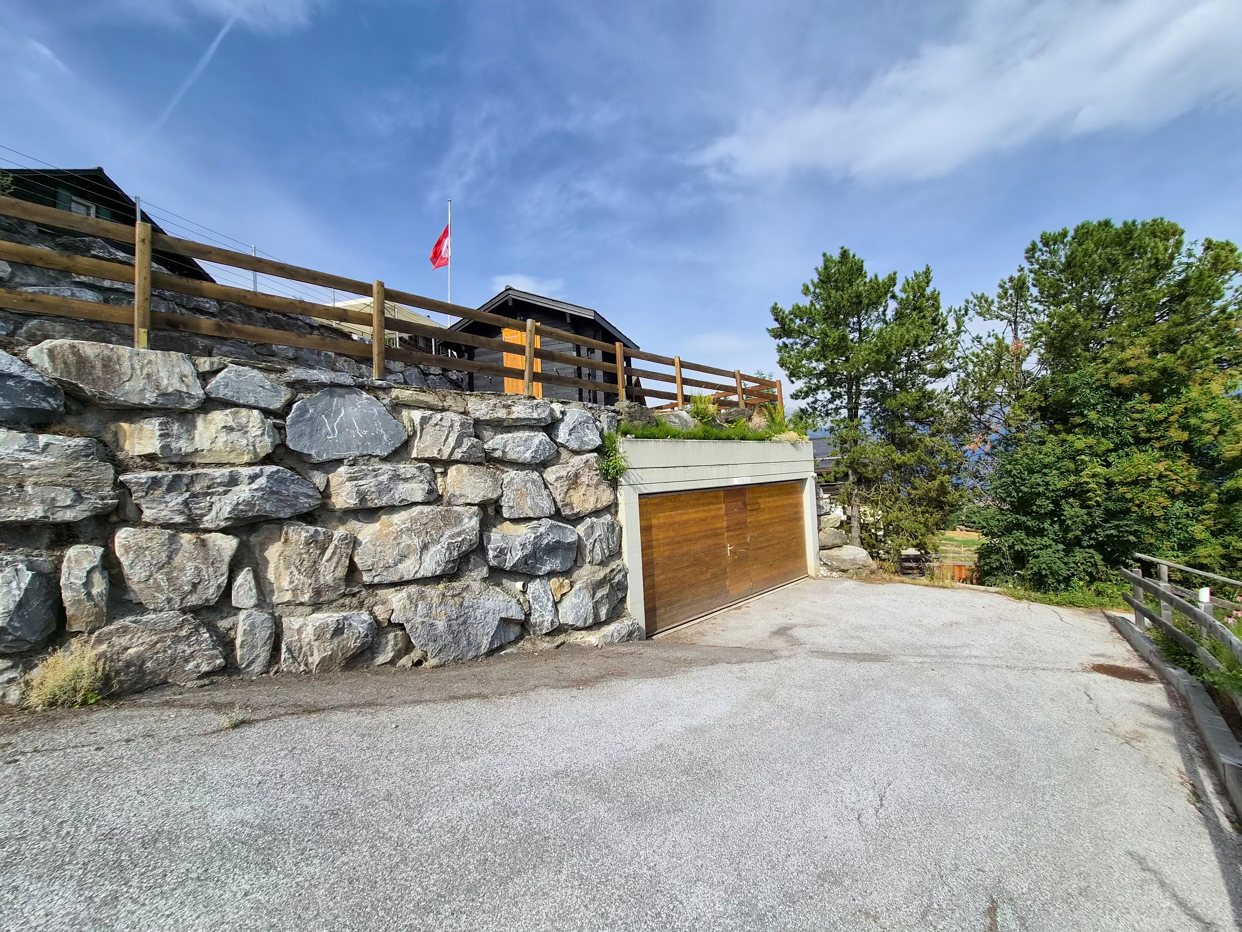 Chalet d'exception au bord du bisse et proche des pistes de skis, à Nendaz !