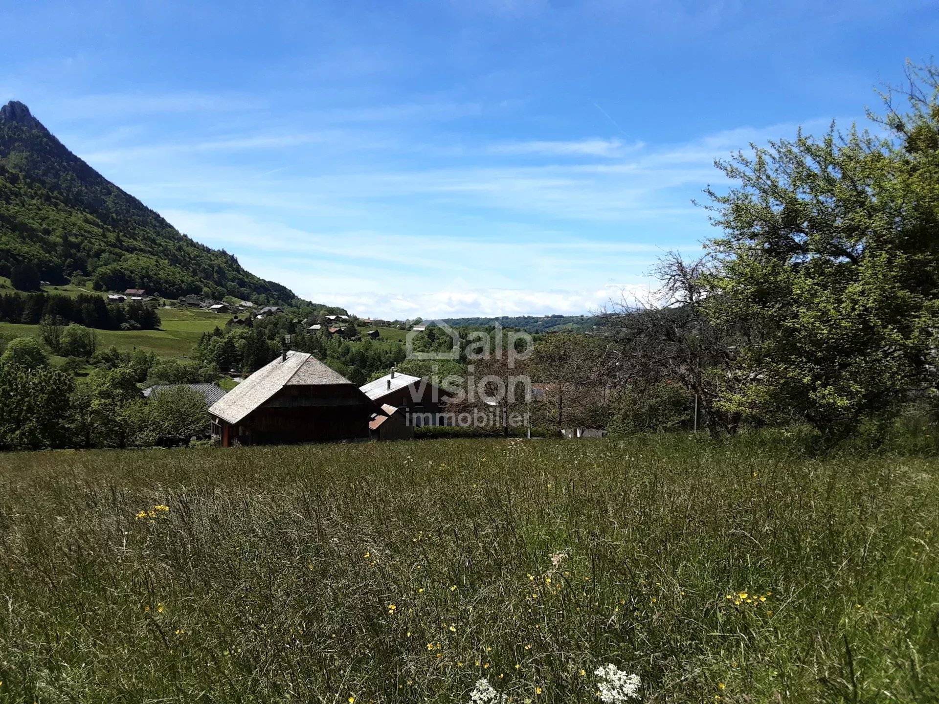 TERRAIN CONSTRUCTIBLE, VACHERESSE, VIABILISE ET ENSOLEILLE