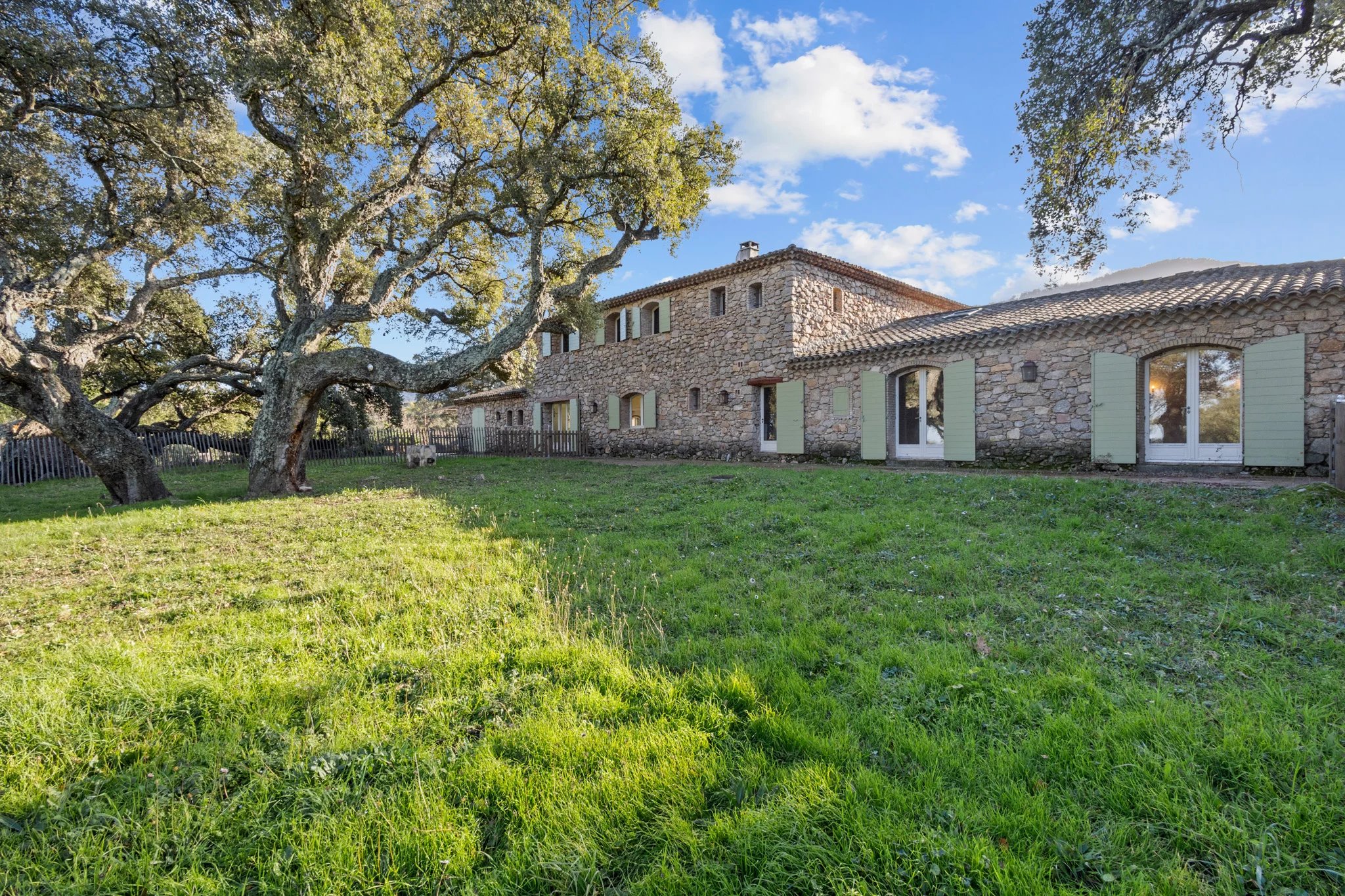 ROQUEBRUNE-SUR-ARGENS : Propriété d’exception en pierres avec piscine, au cœur de la nature, sur 8 hectares
