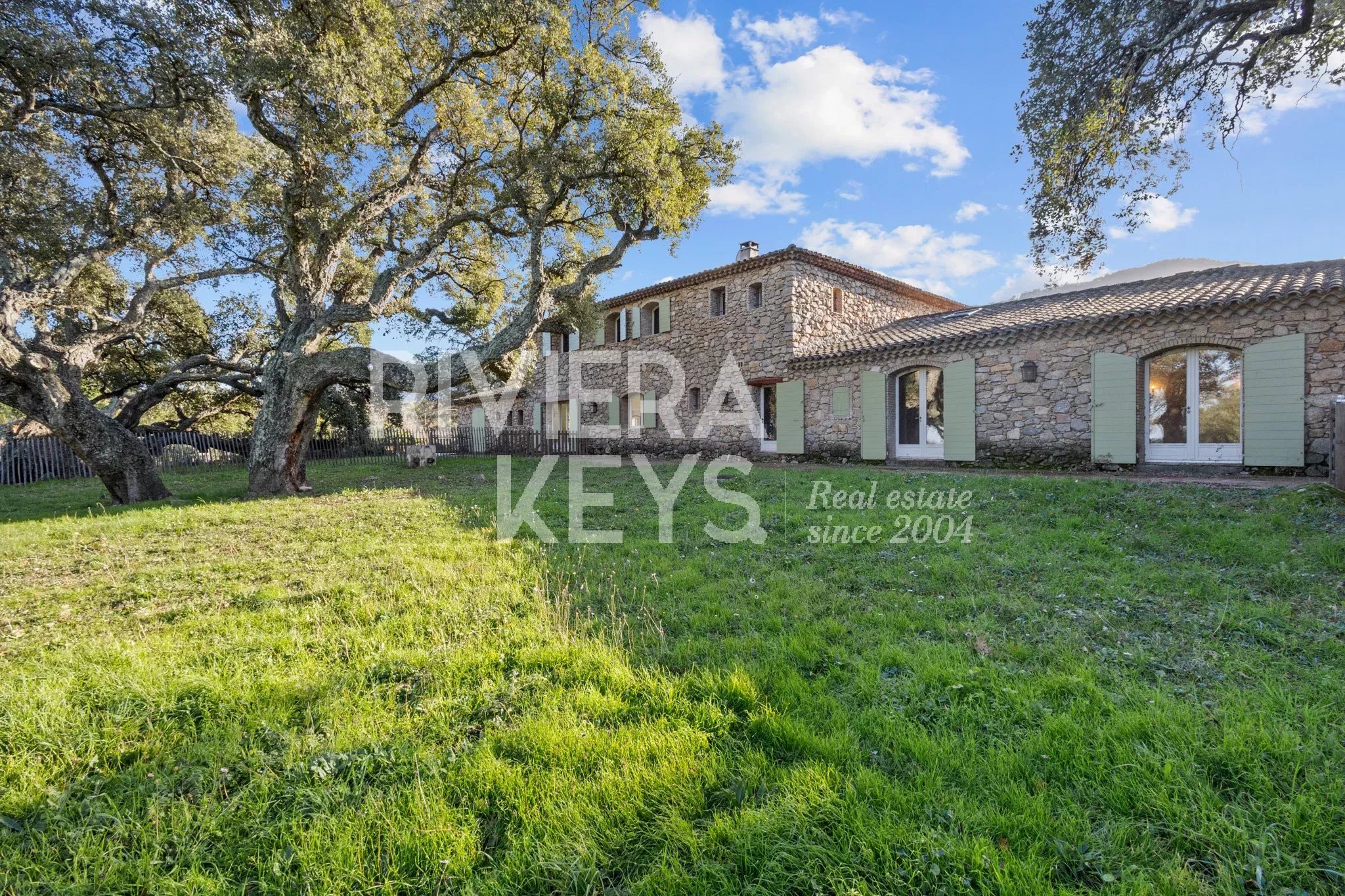 ROQUEBRUNE-SUR-ARGENS : Propriété d’exception en pierres avec piscine, au cœur de la nature, sur 8 hectares