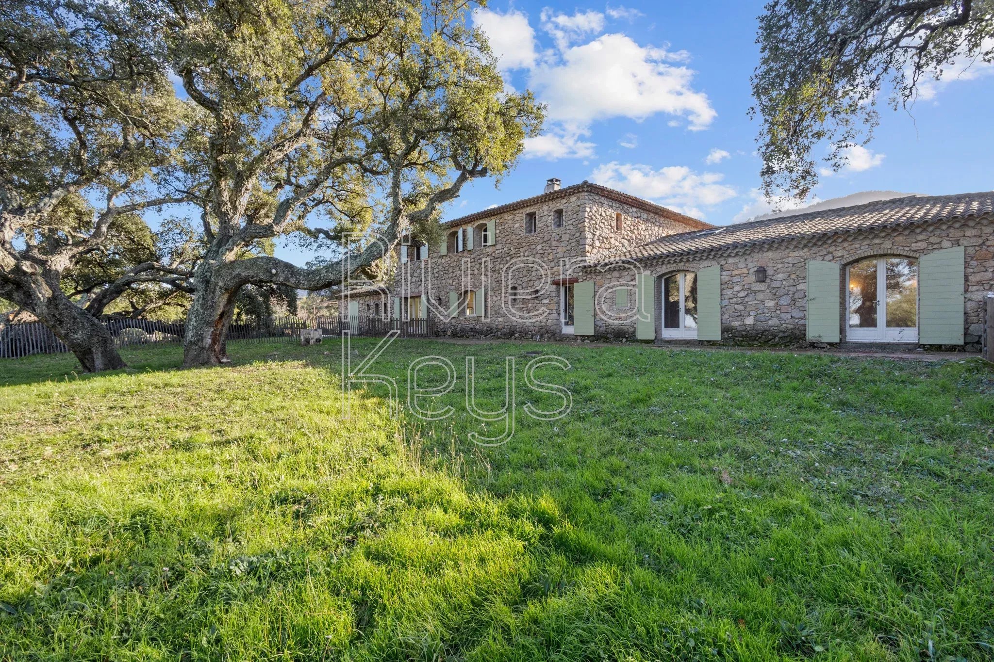 ROQUEBRUNE-SUR-ARGENS: Exceptional stone property with swimming pool, set in the heart of nature on 8 hectares