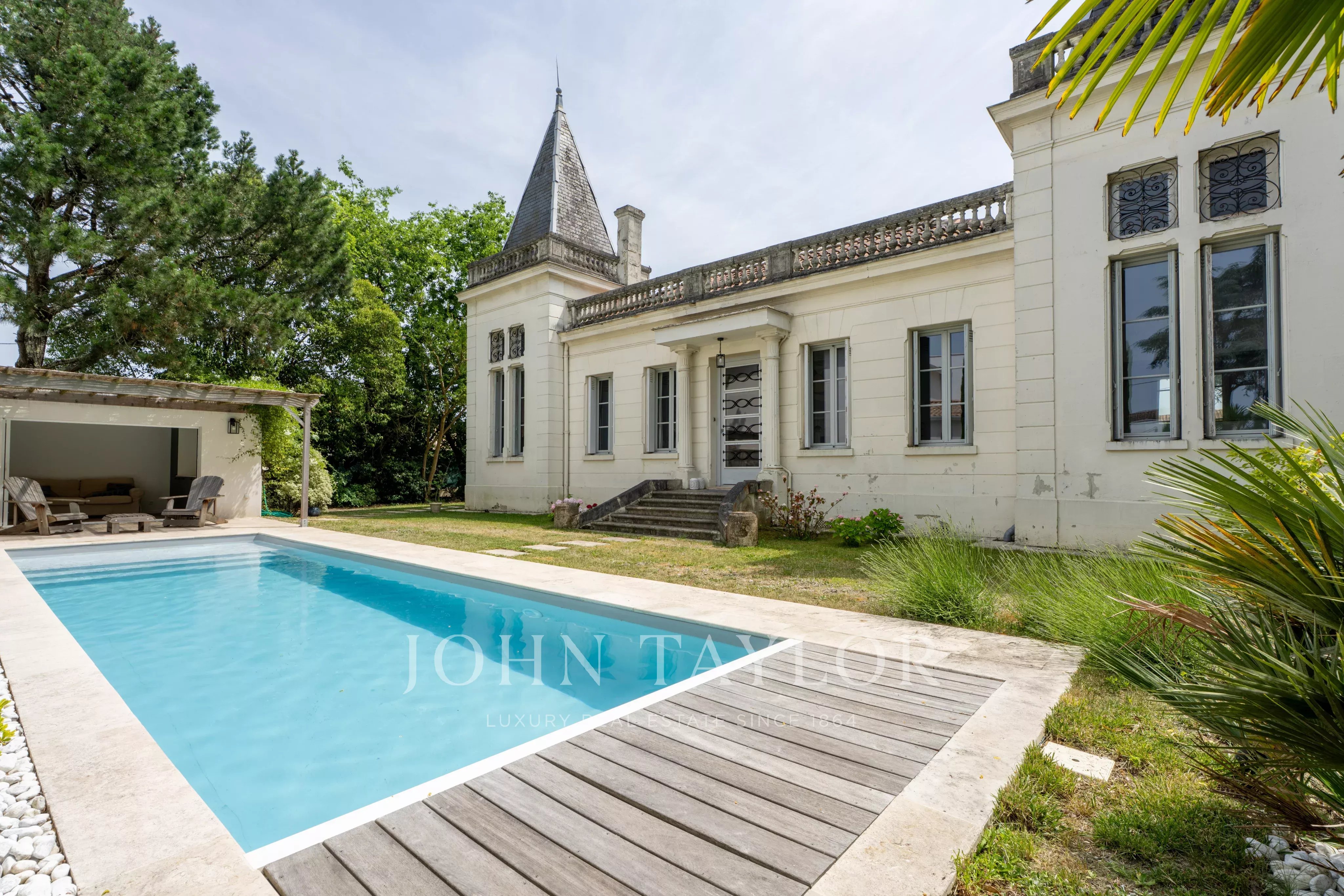 MAGNIFIQUE CHARTREUSE RÉNOVÉE PAR ARCHITECTE –  JARDIN PAYSAGER – DÉPENDANCE - PISCINE - GARAGE