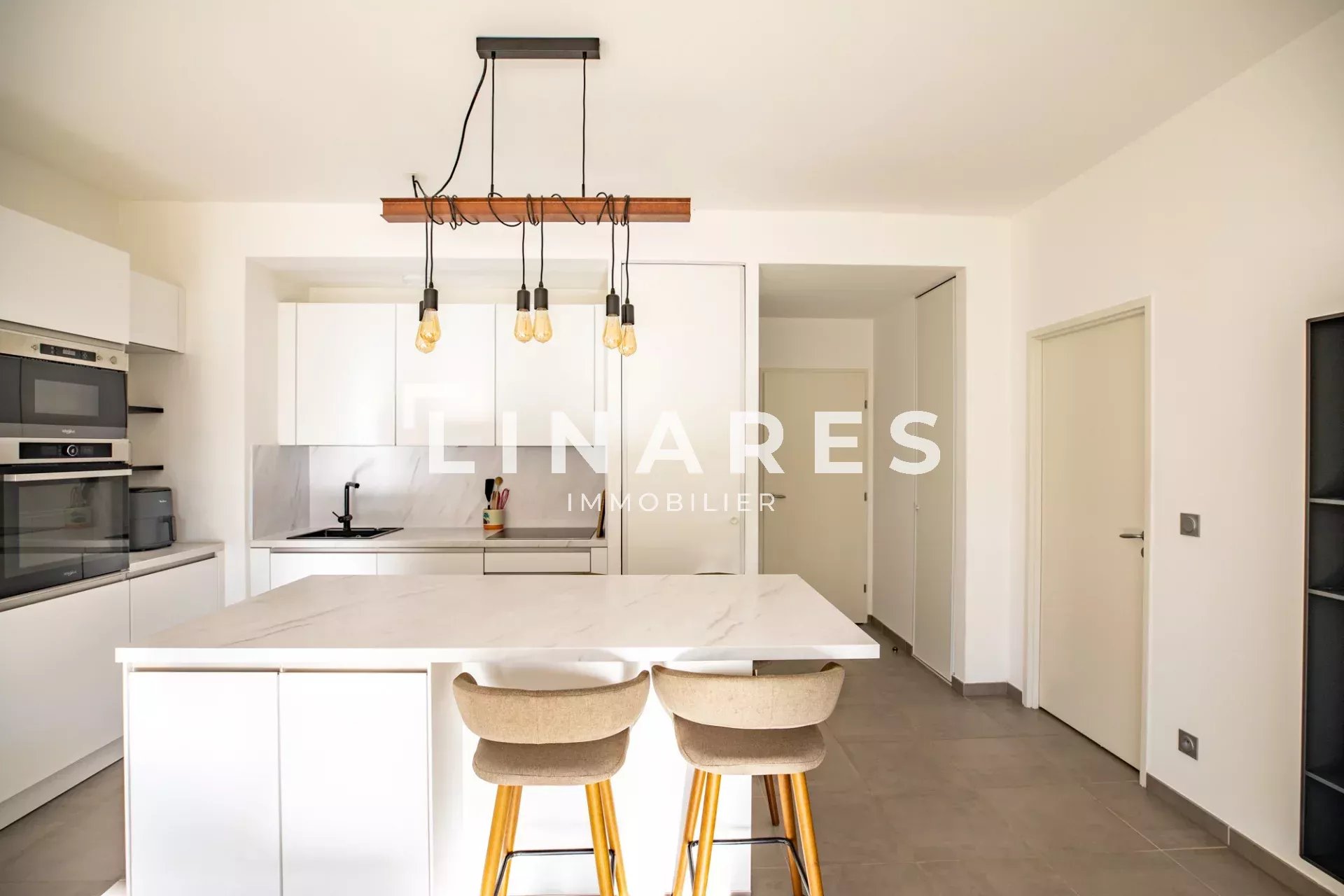 WHITE AND SEA - Appartement T4 de 89 m2 + Terrasse + Balcon + Box fermé - 13008 Marseille