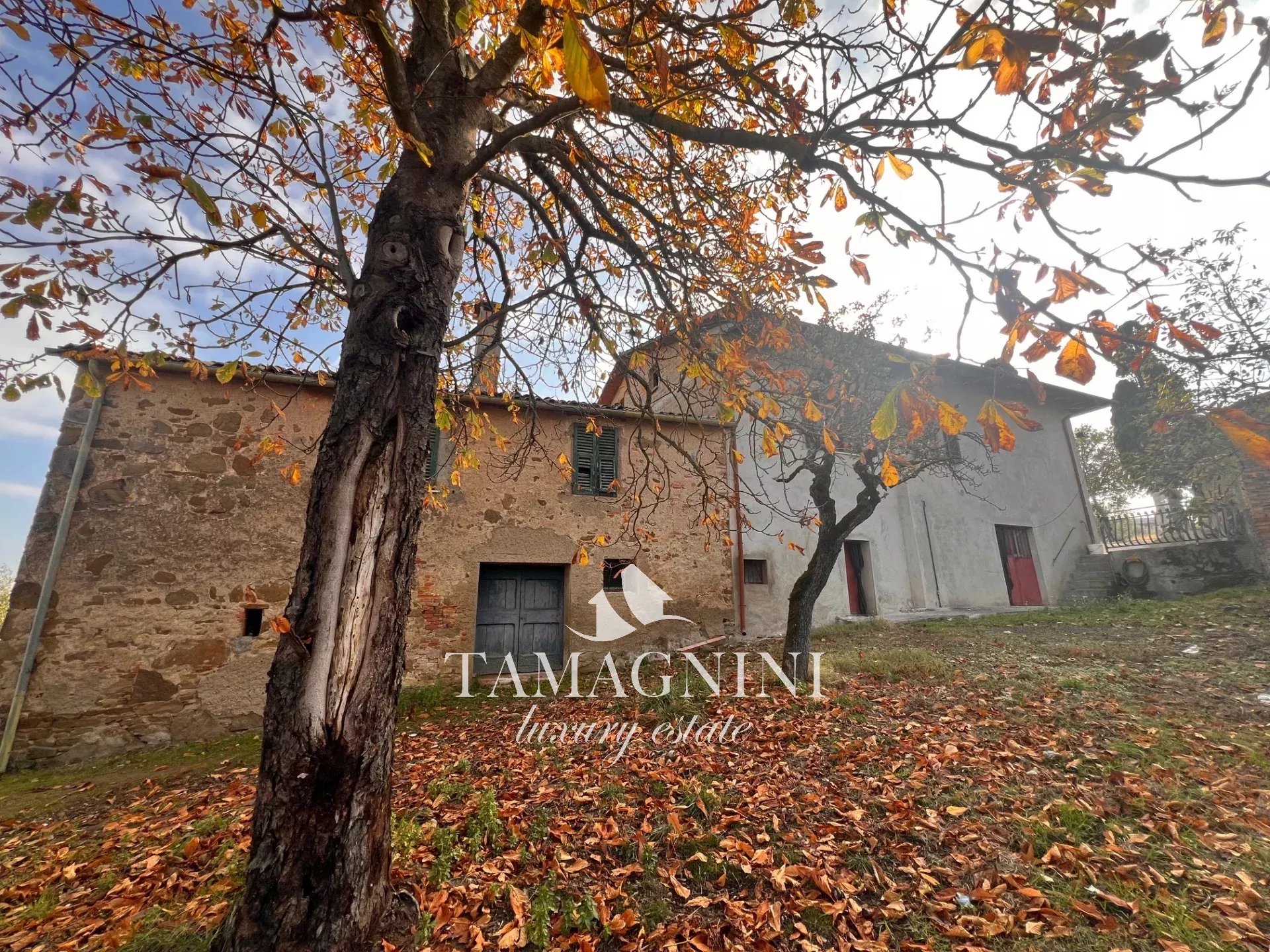 Casale tra Umbria e Toscana con Vista Panoramica sul lago trasimeno , 7 ettari di terreno.