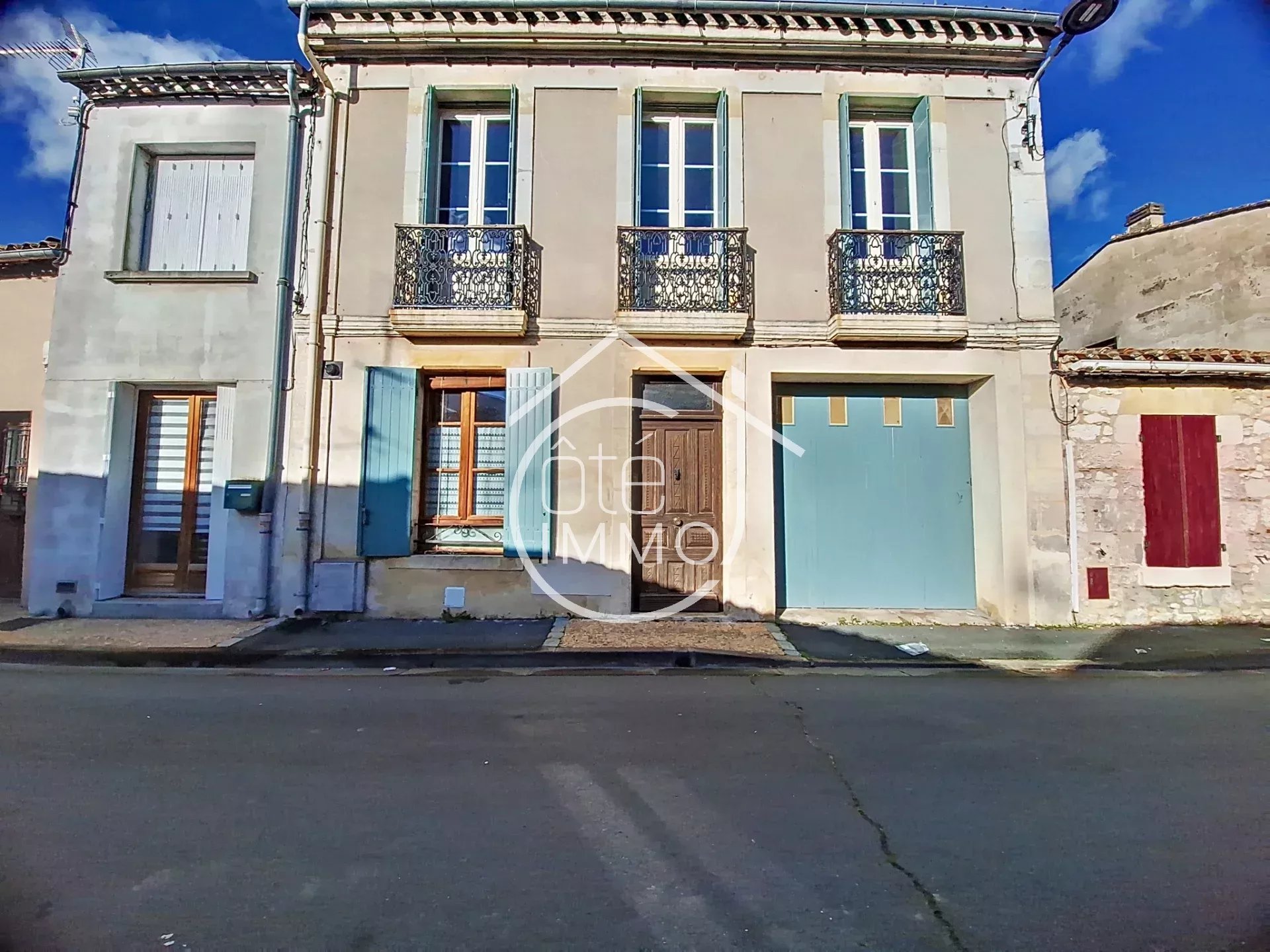 Sainte Foy La Grande : Maison de ville en pierre avec garage et jardin, proche des commodités