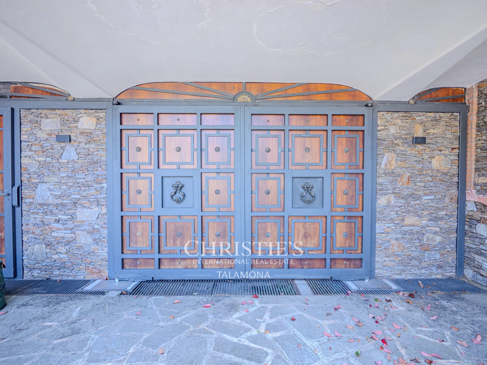6 Bedroom Villa/Townhouse's Image 62