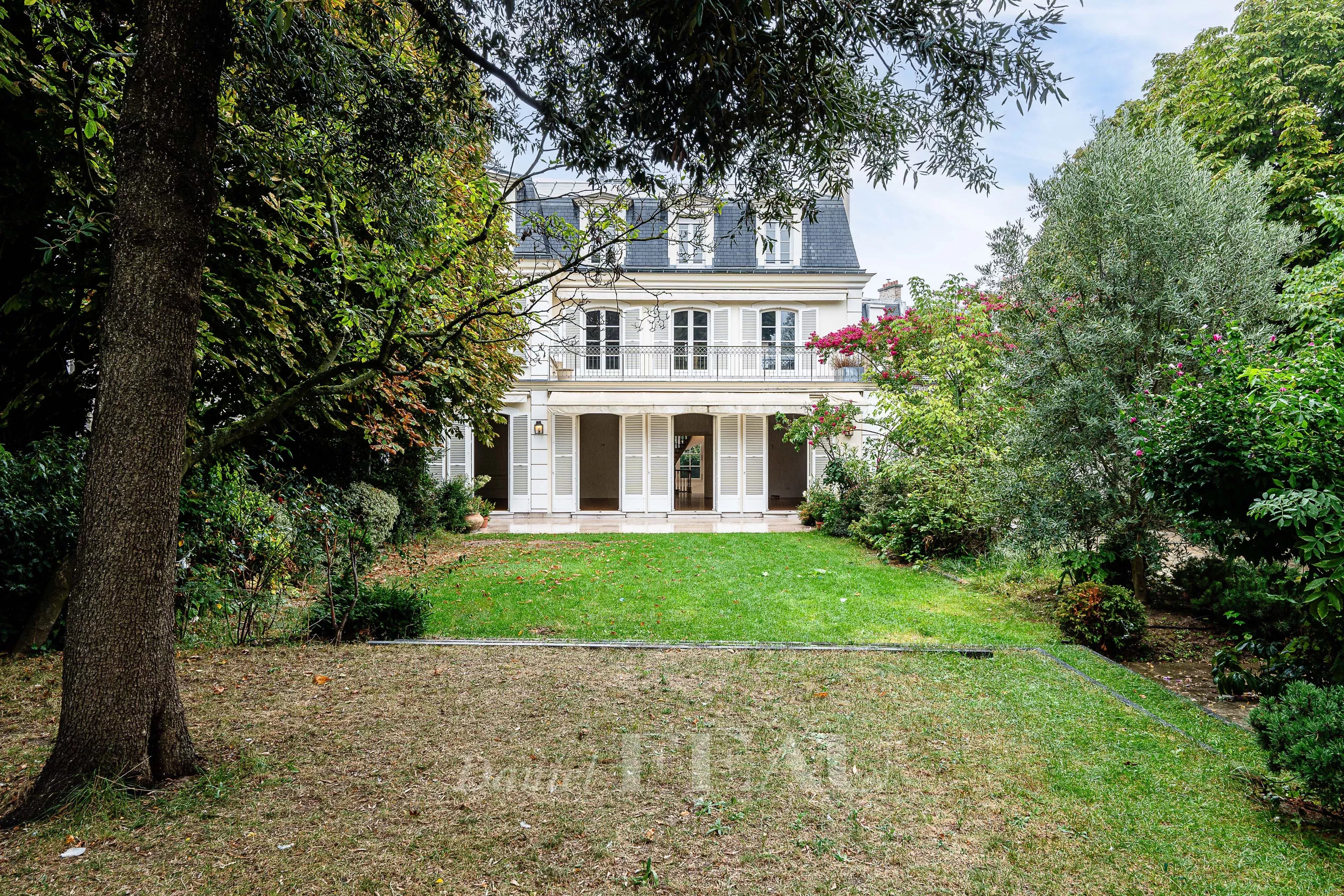 Neuilly - Bois - Hôtel Particulier