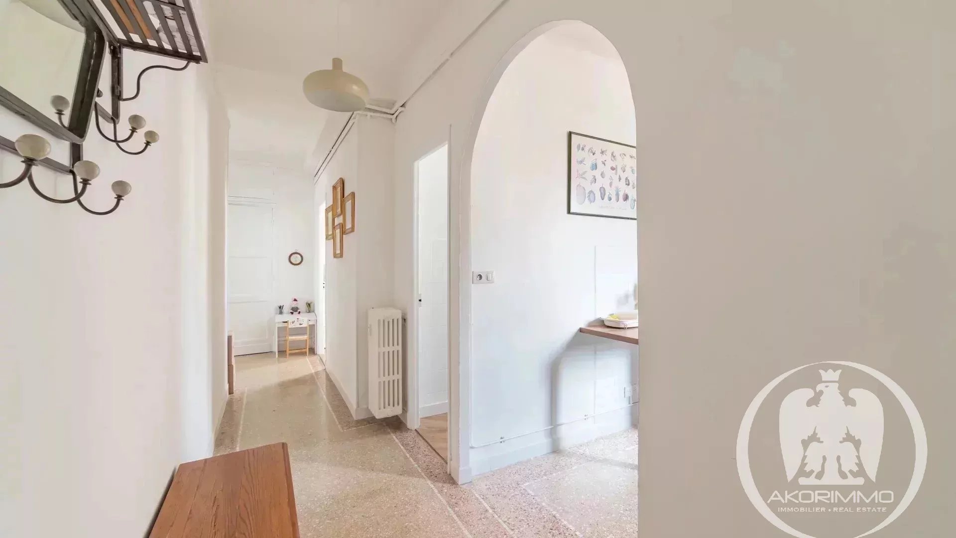 Top floor with balcony / Near Libération