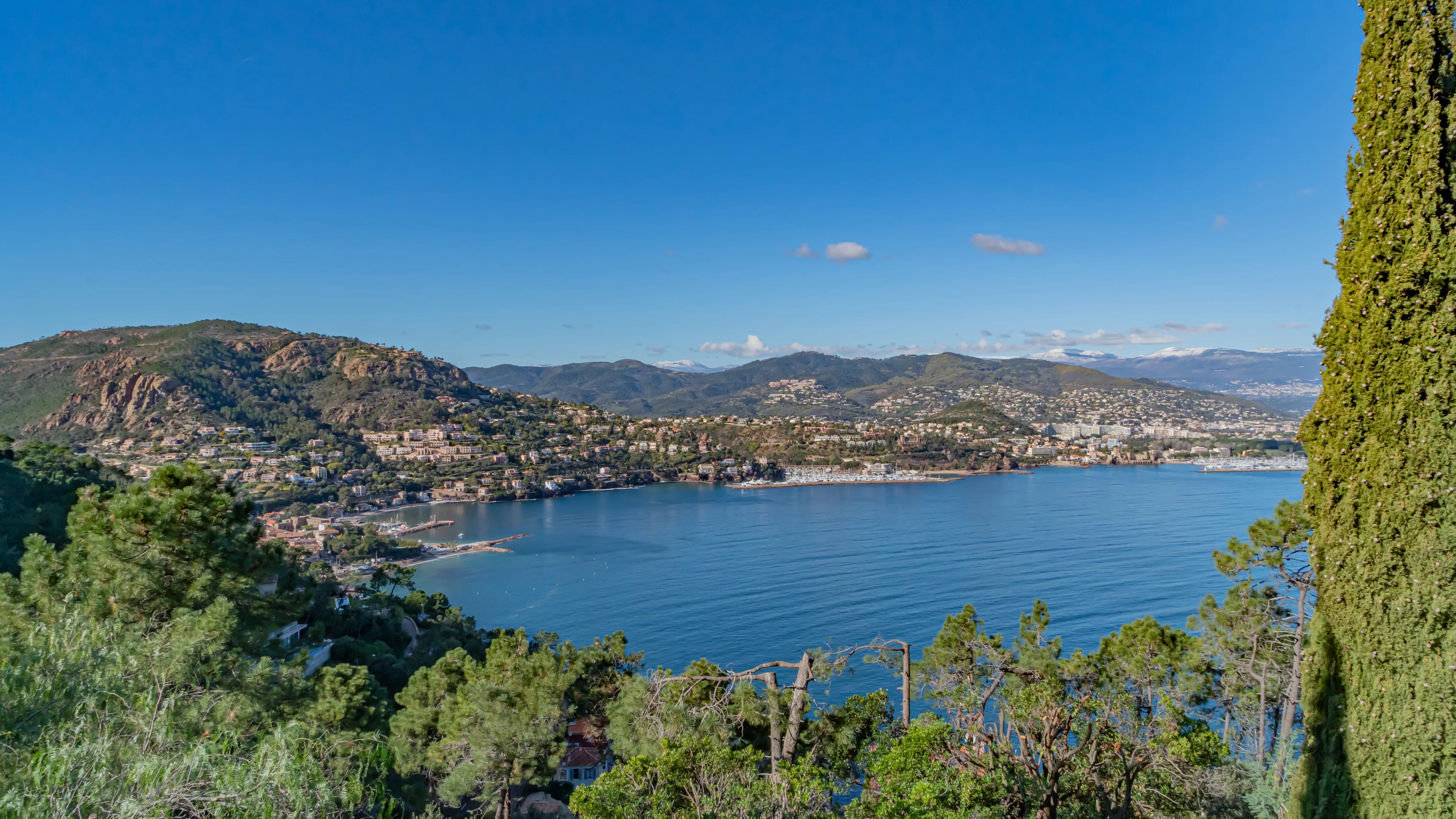 Propriété provençale en pierre, vue mer, environnement verdoyant