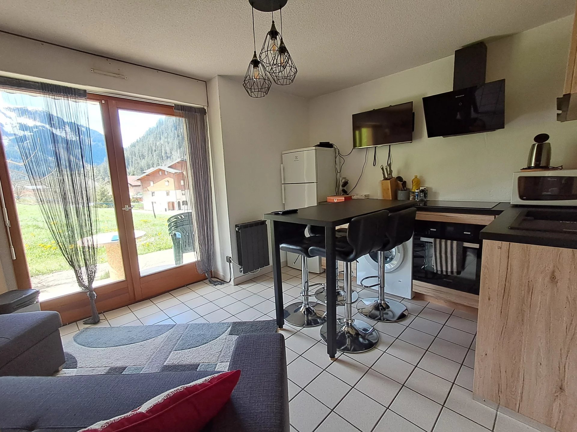 NEW SELLING PRICE + Charming one bedroom apartment fully renovated