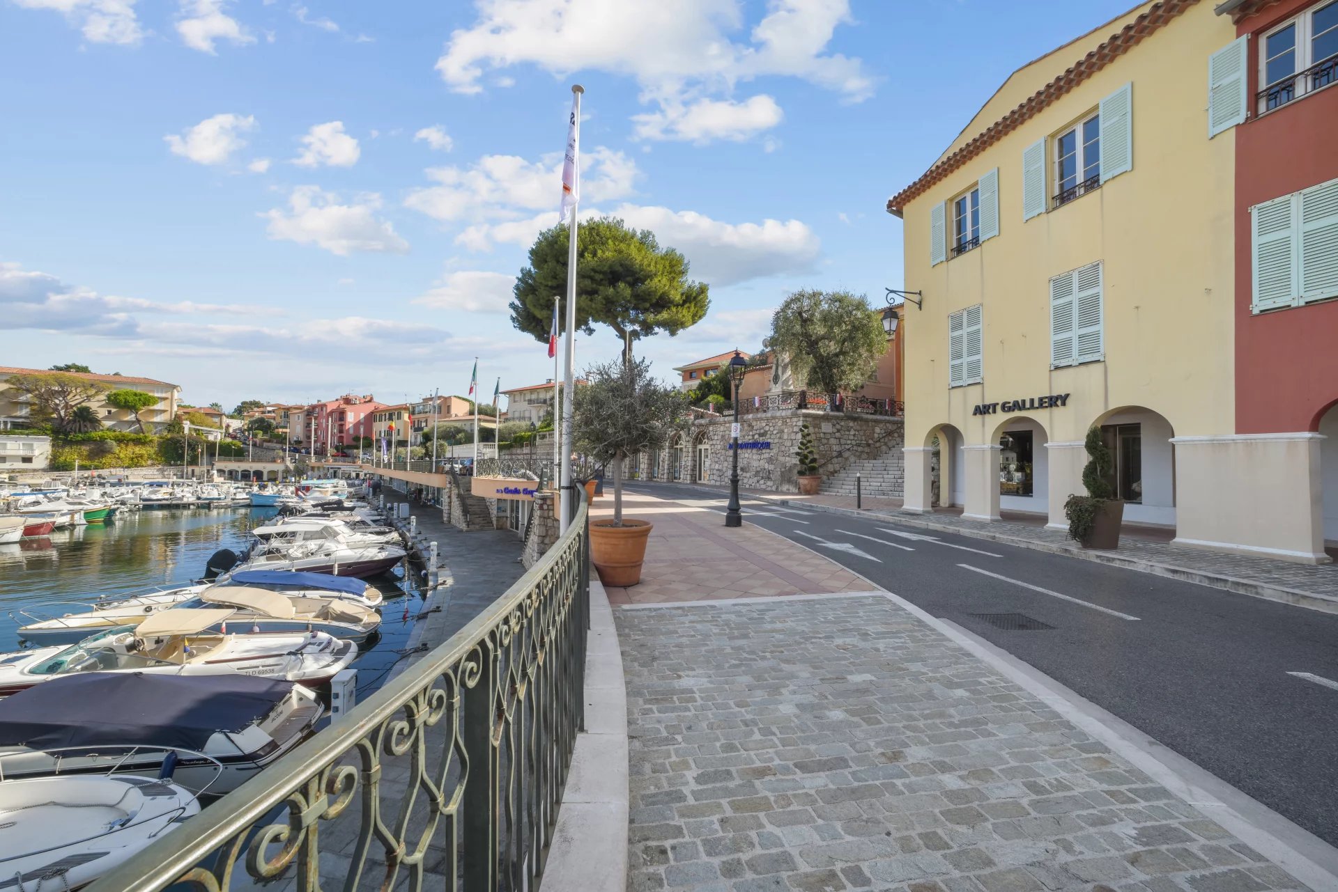 Central 3-bedroom apartment with three balconies