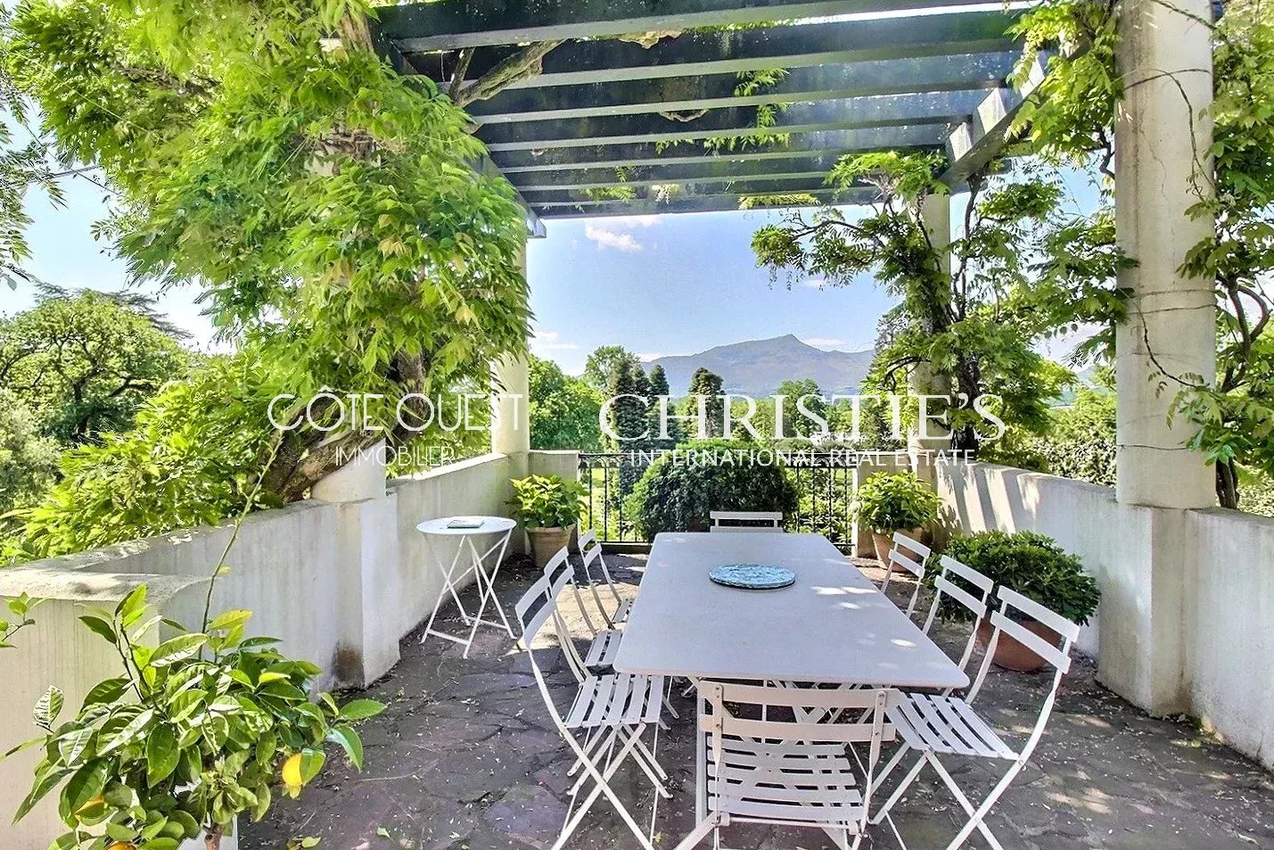 For sale Saint-Jean-de-Luz near Chantaco Golf Course - A 137 sqm apartment with a terrace
