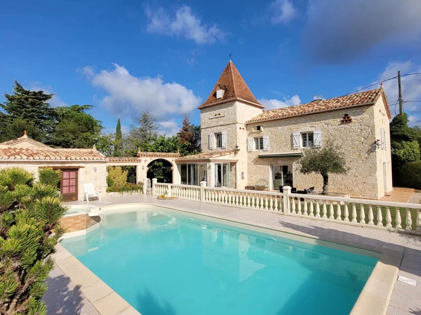 Superbe propriété en pierre avec dépendances, garage, piscine, spa et terrain de 6700 m².