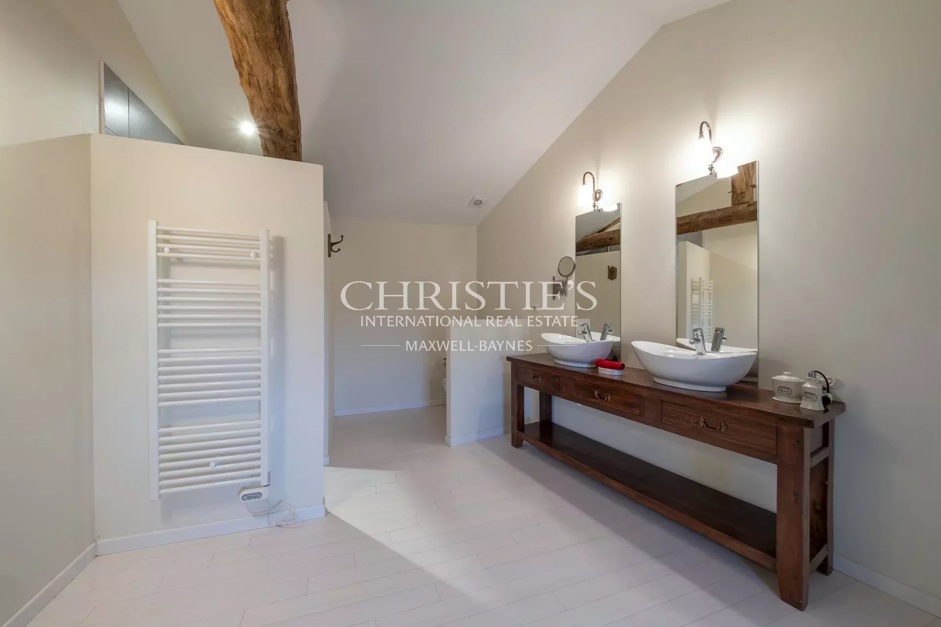 6 Bedroom Villa/Townhouse's Image 24