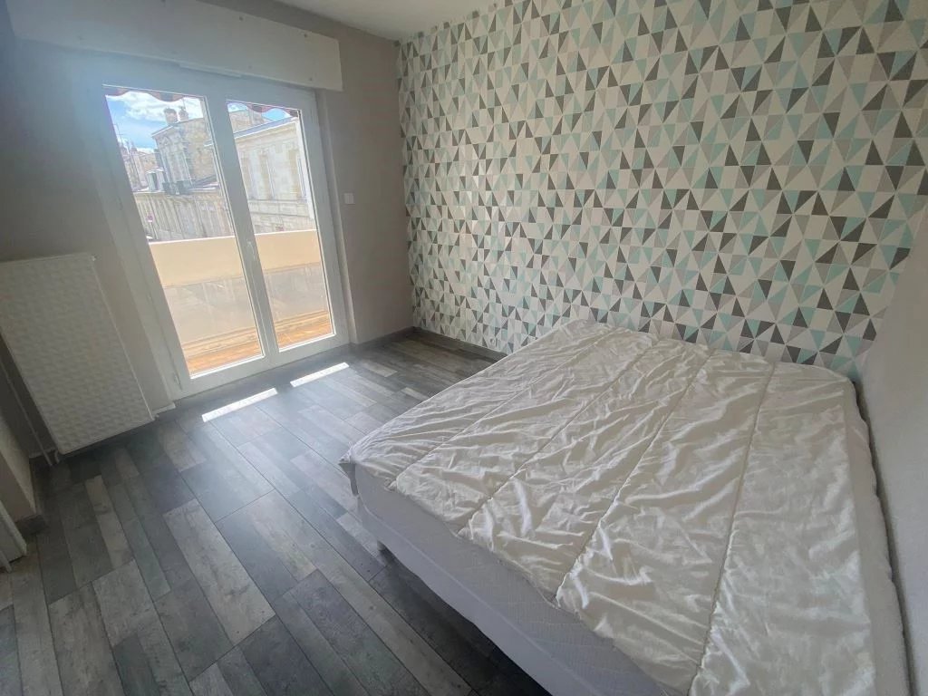 BORDEAUX RUE BILLAUDEL - APPARTEMENT T2 AVEC DEUX BALCONS - LOCATION MEUBLEE