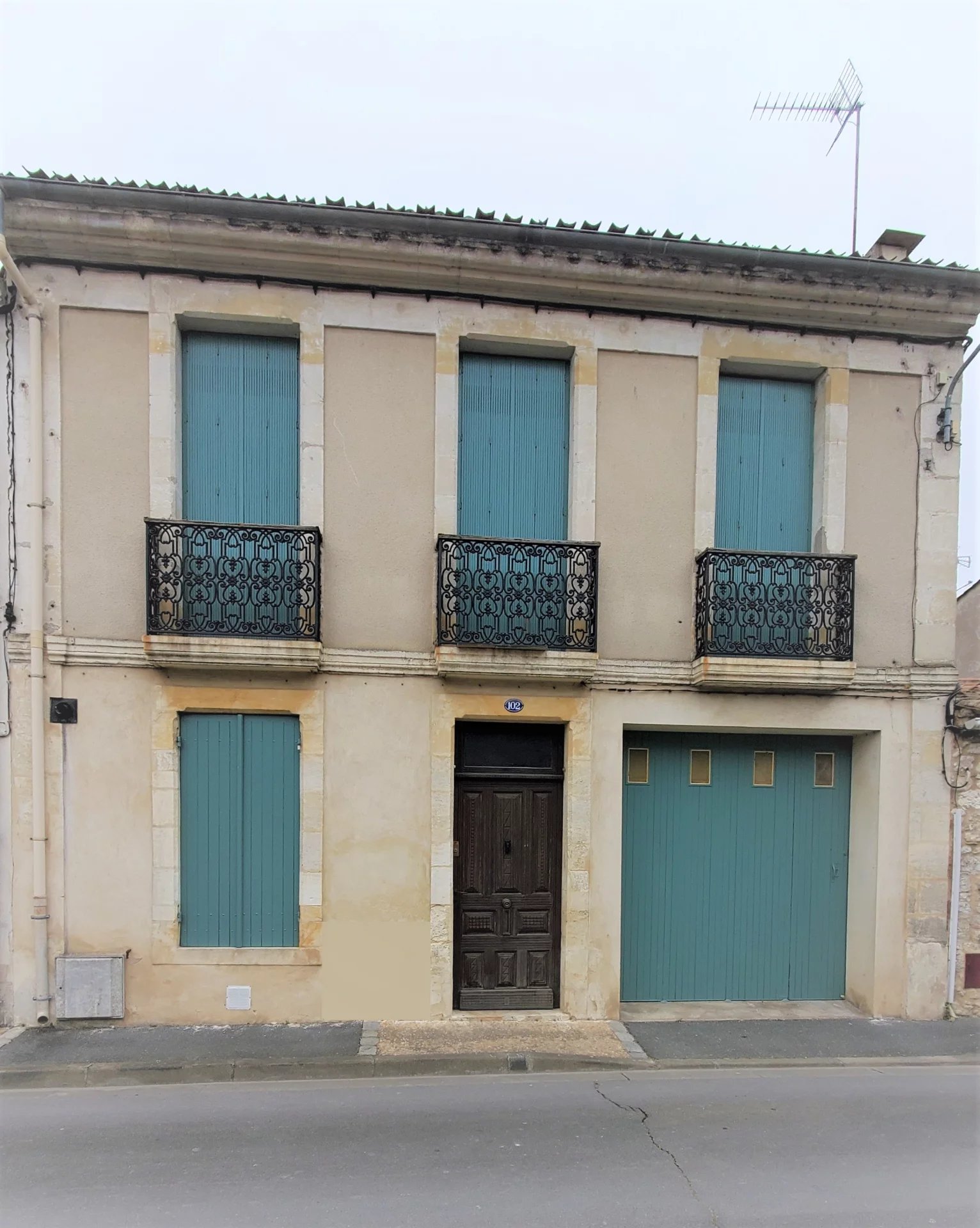 Sainte Foy La Grande : Maison de ville de 153 m² avec jardin, proche des commodités