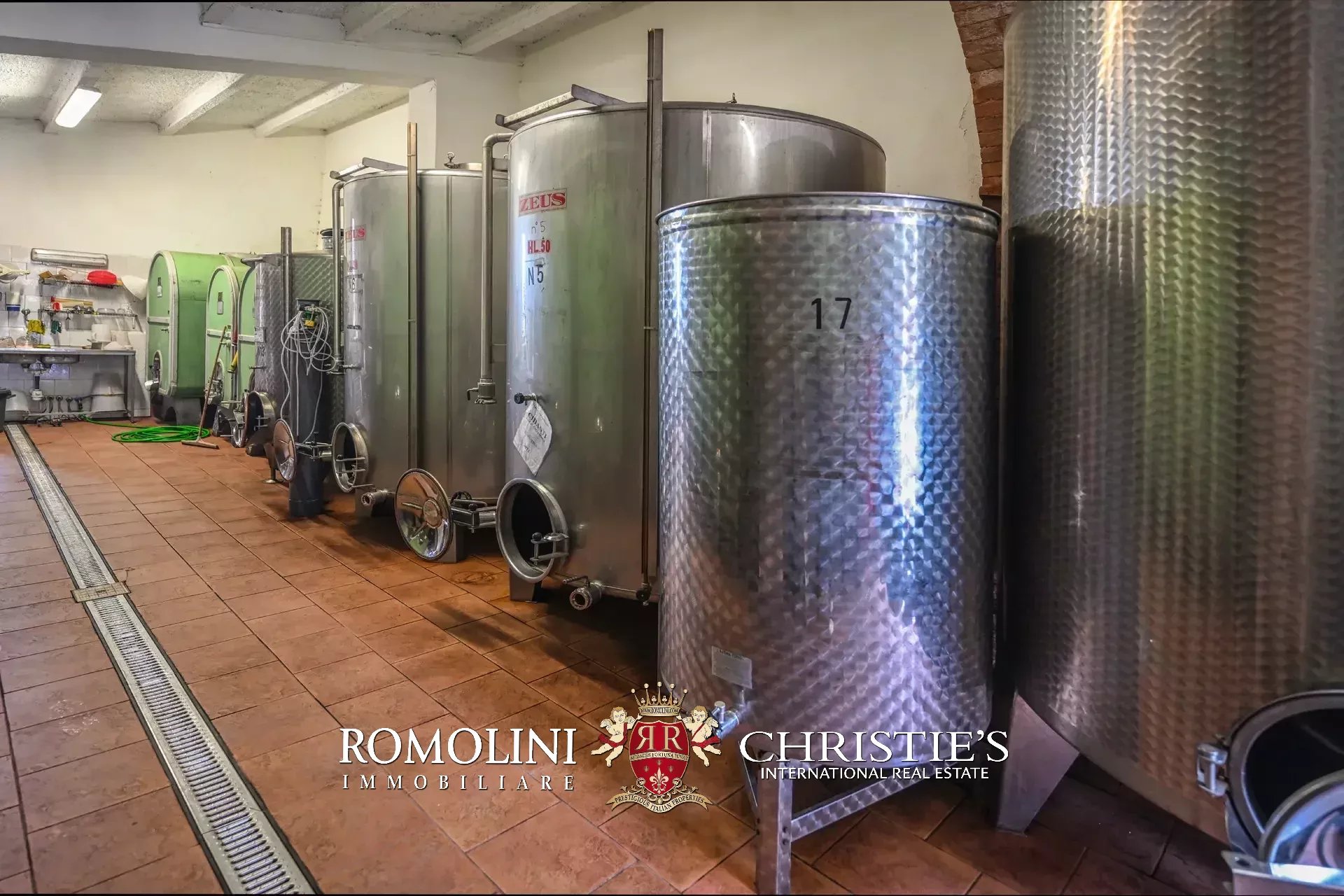 18 Bedroom Vineyard's Image 93
