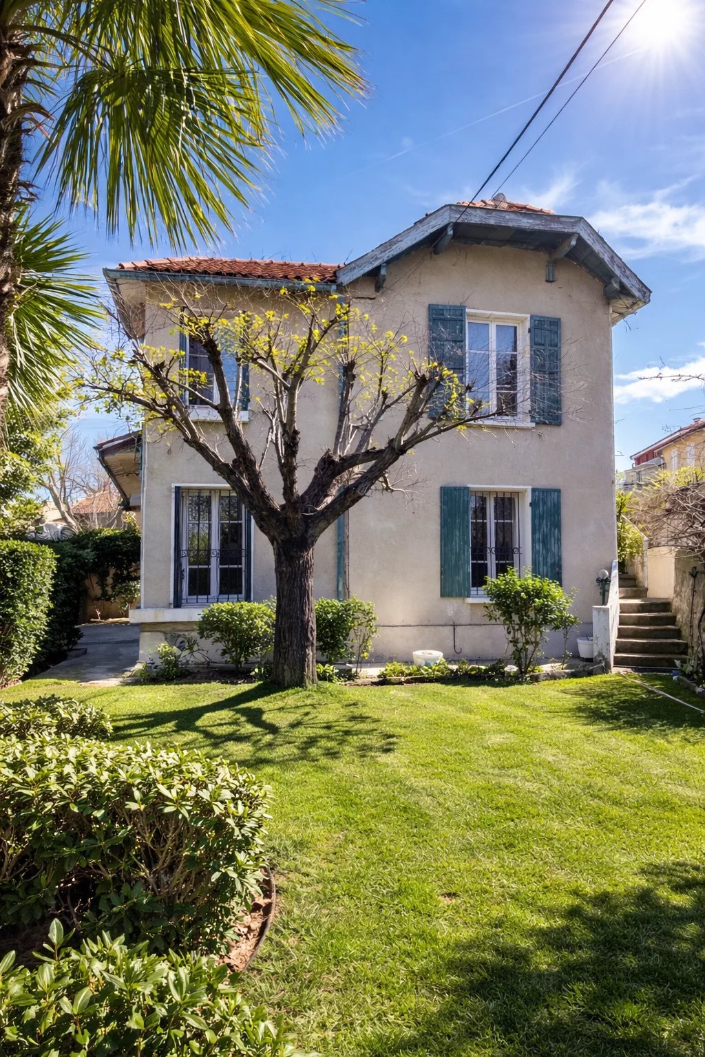 Charmante maison 6 pièces avec jardin et garages