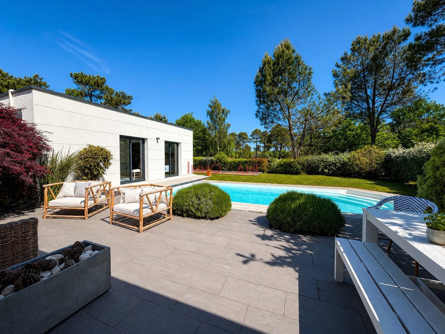 Maison contemporaine de plain-pied avec piscine et vue golf