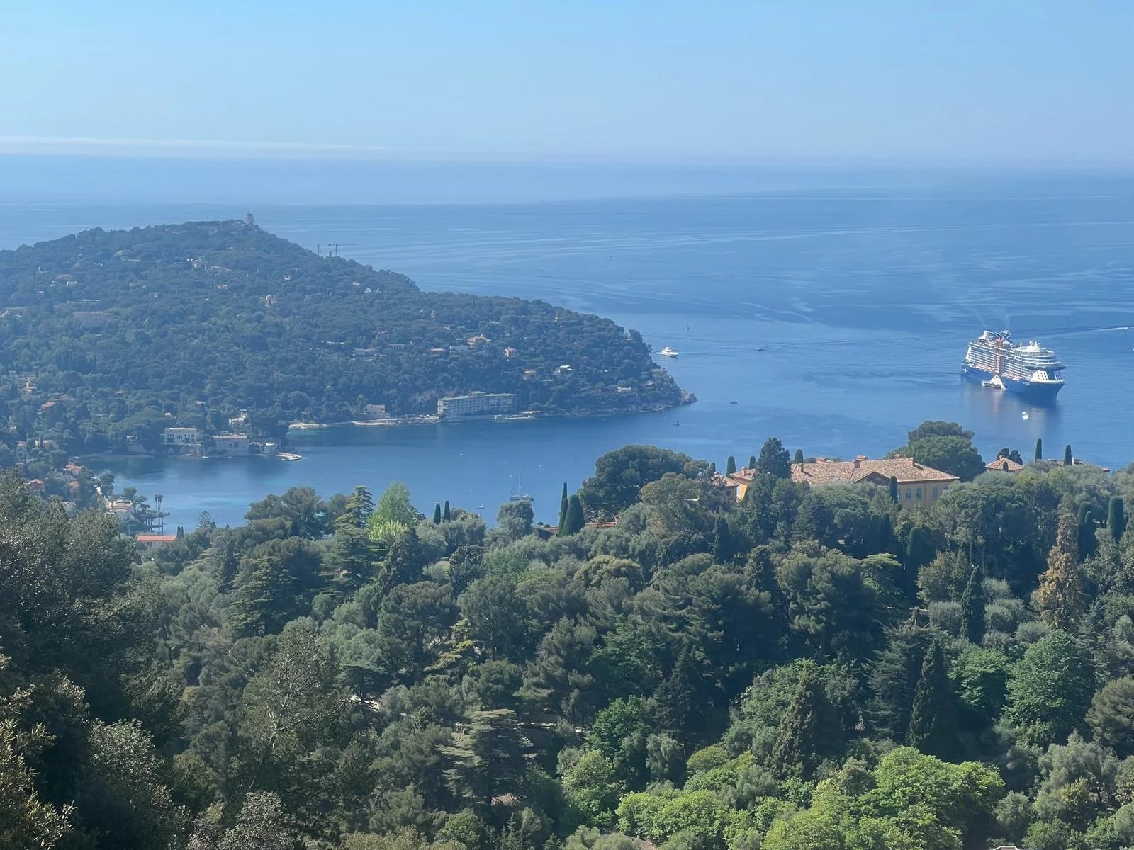 VILLA 208M2 AVEC VUE SOMPTUEUSE SUR LA RADE