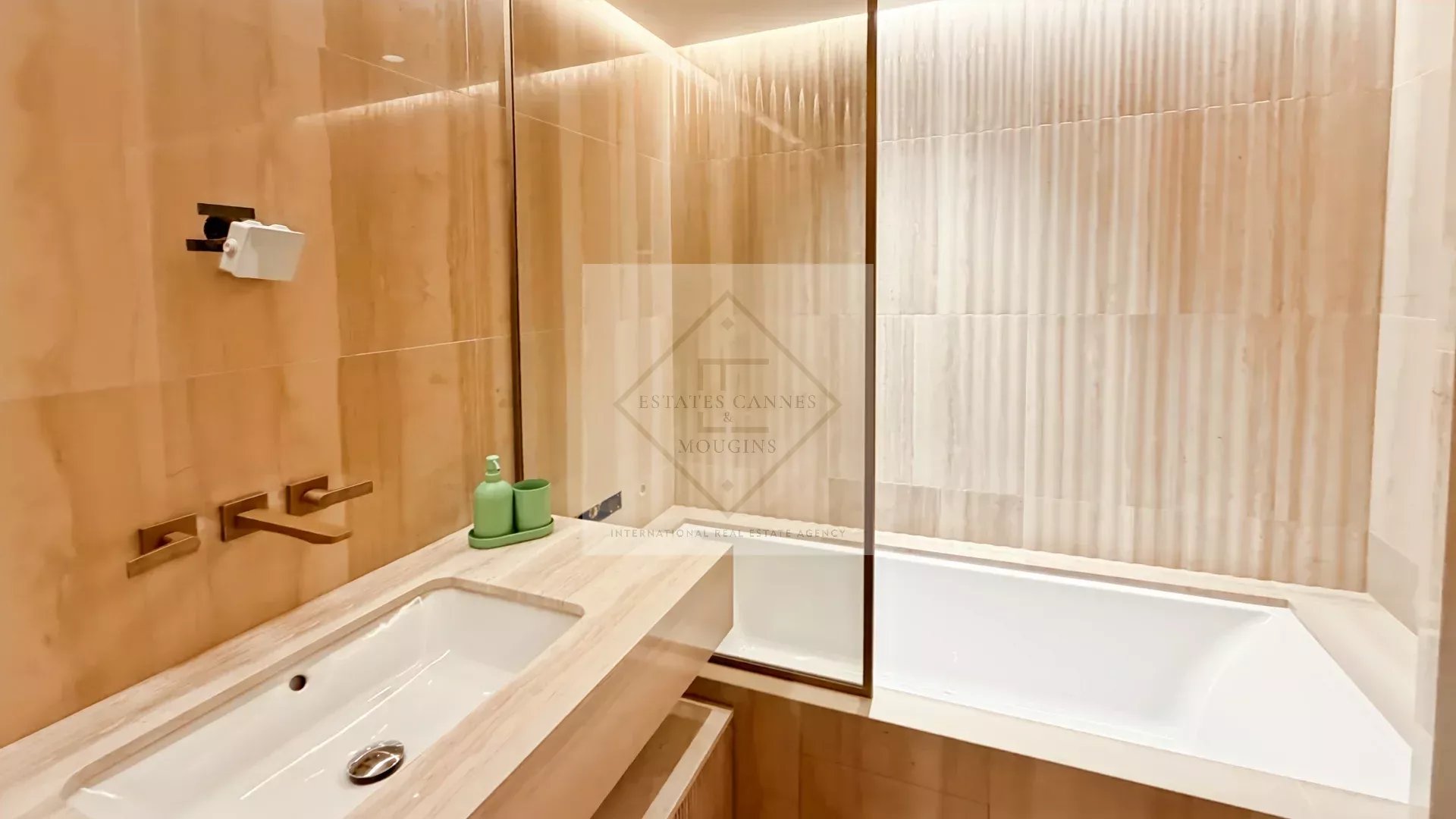 Cannes – Croisette : Appartement d’exception dans résidence historique avec vue mer panoramique — photo 32