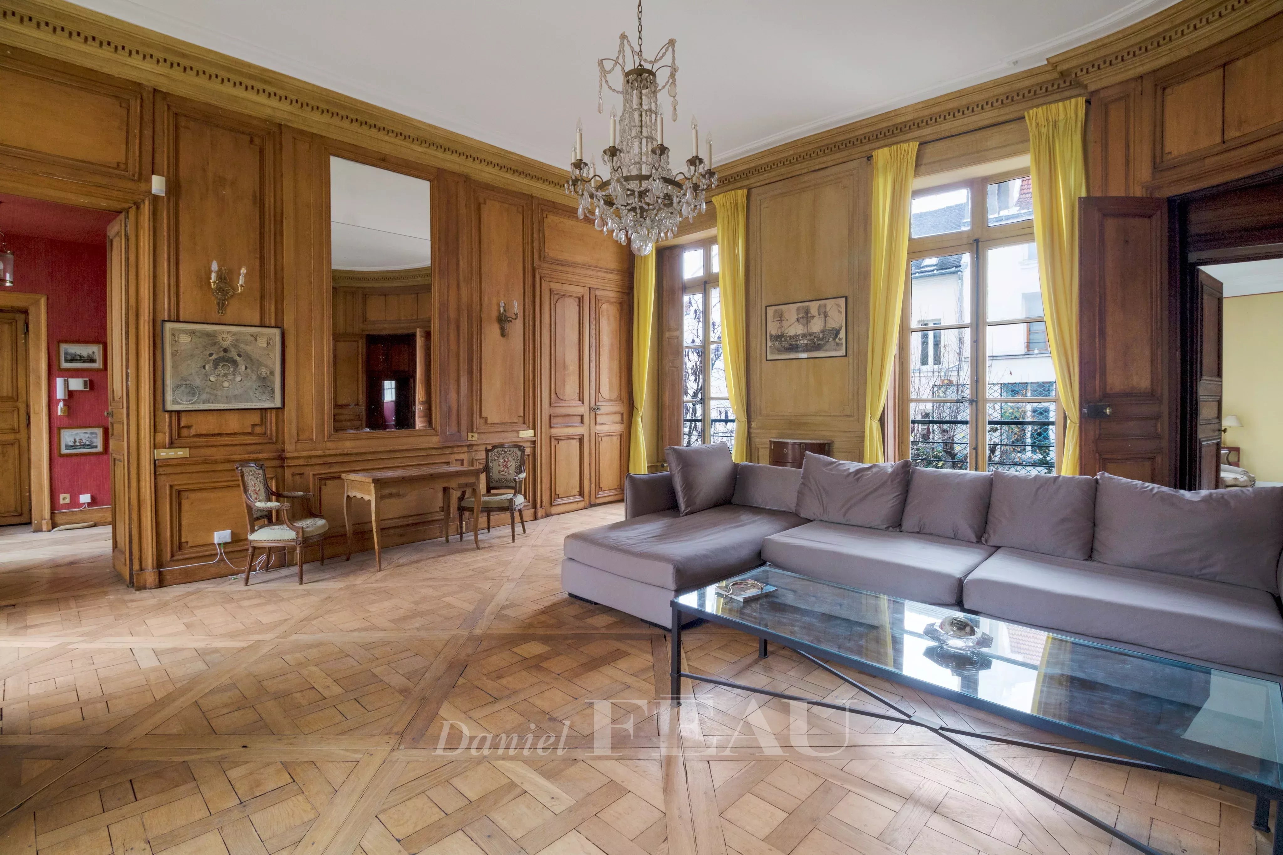 séjour avec une belle hauteur sous plafond