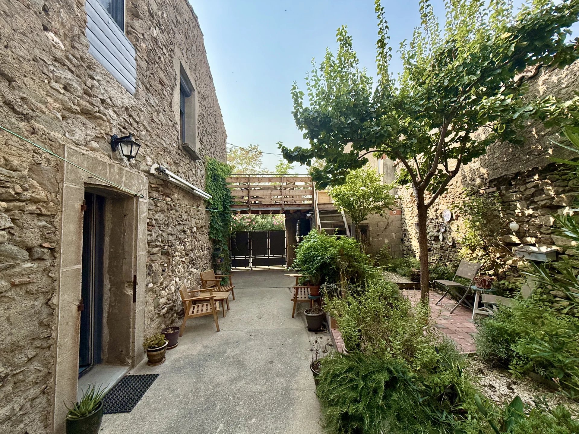 Azille: Maison de village de 3 chambres, jardin et terrasse