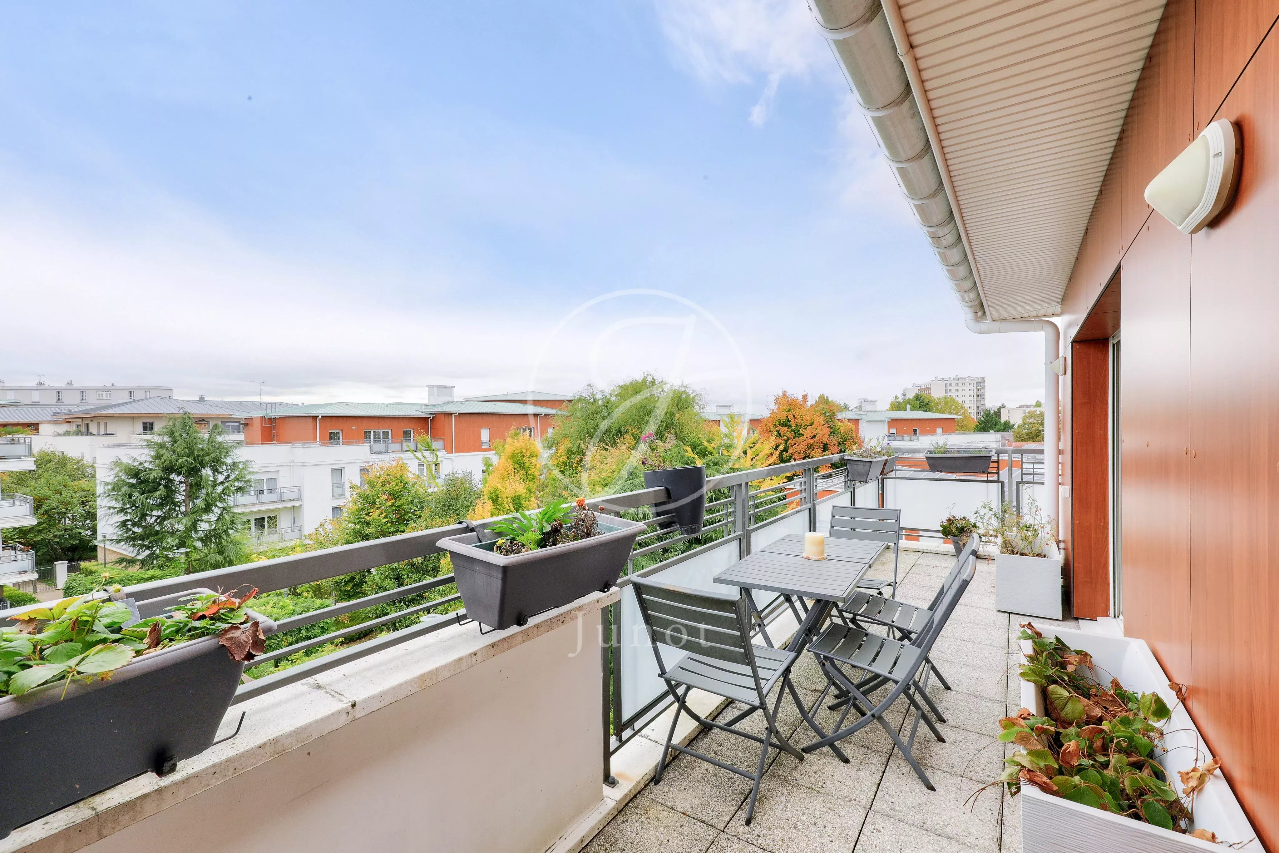 Rueil-Malmaison - MONT-VALÉRIEN - Appartement à vendre - 102,15m² Carrez - Dernier étage - Deux terrasses.