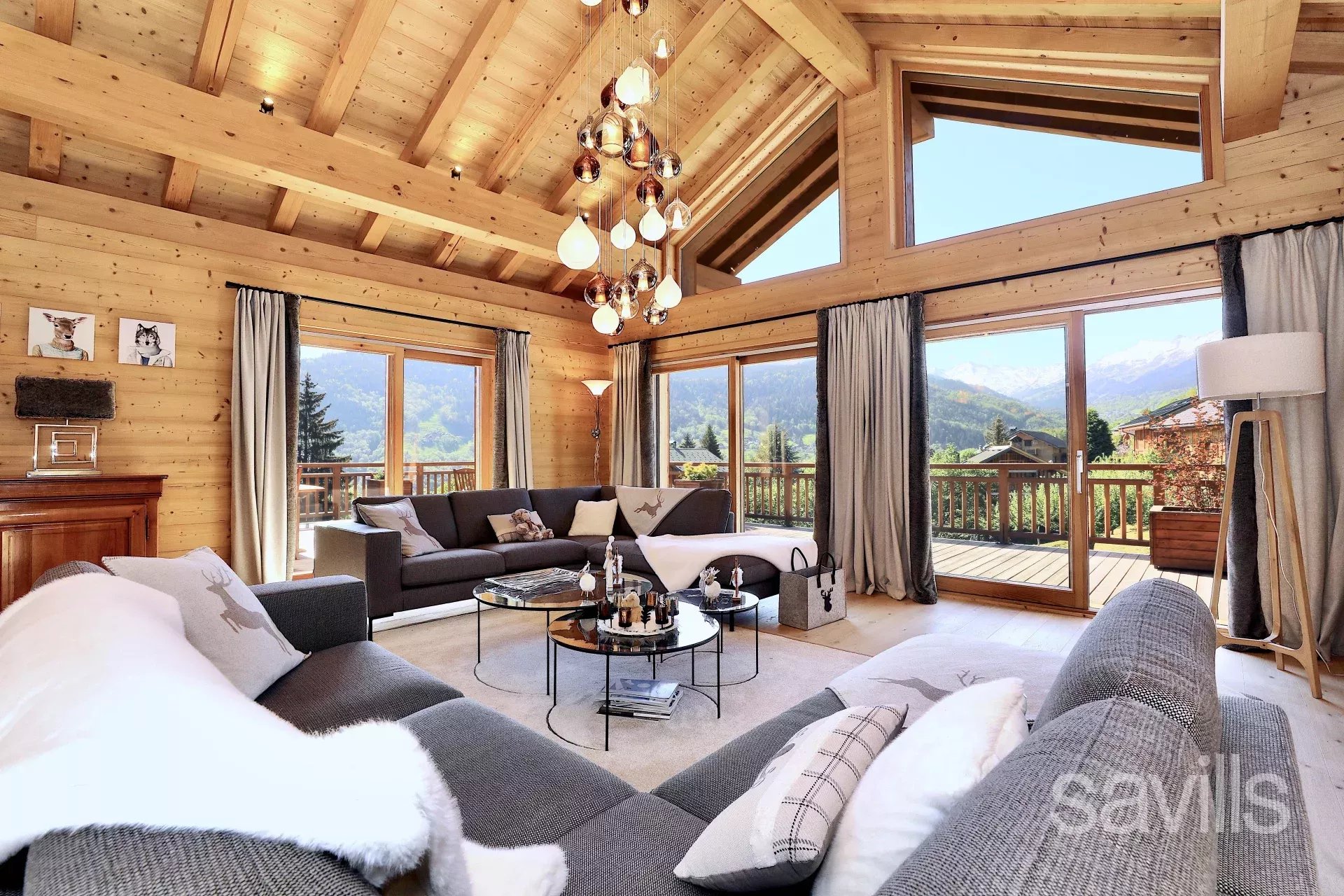 Rare à la vente, chalet neuf de 483 m² avec piscine et terrain.