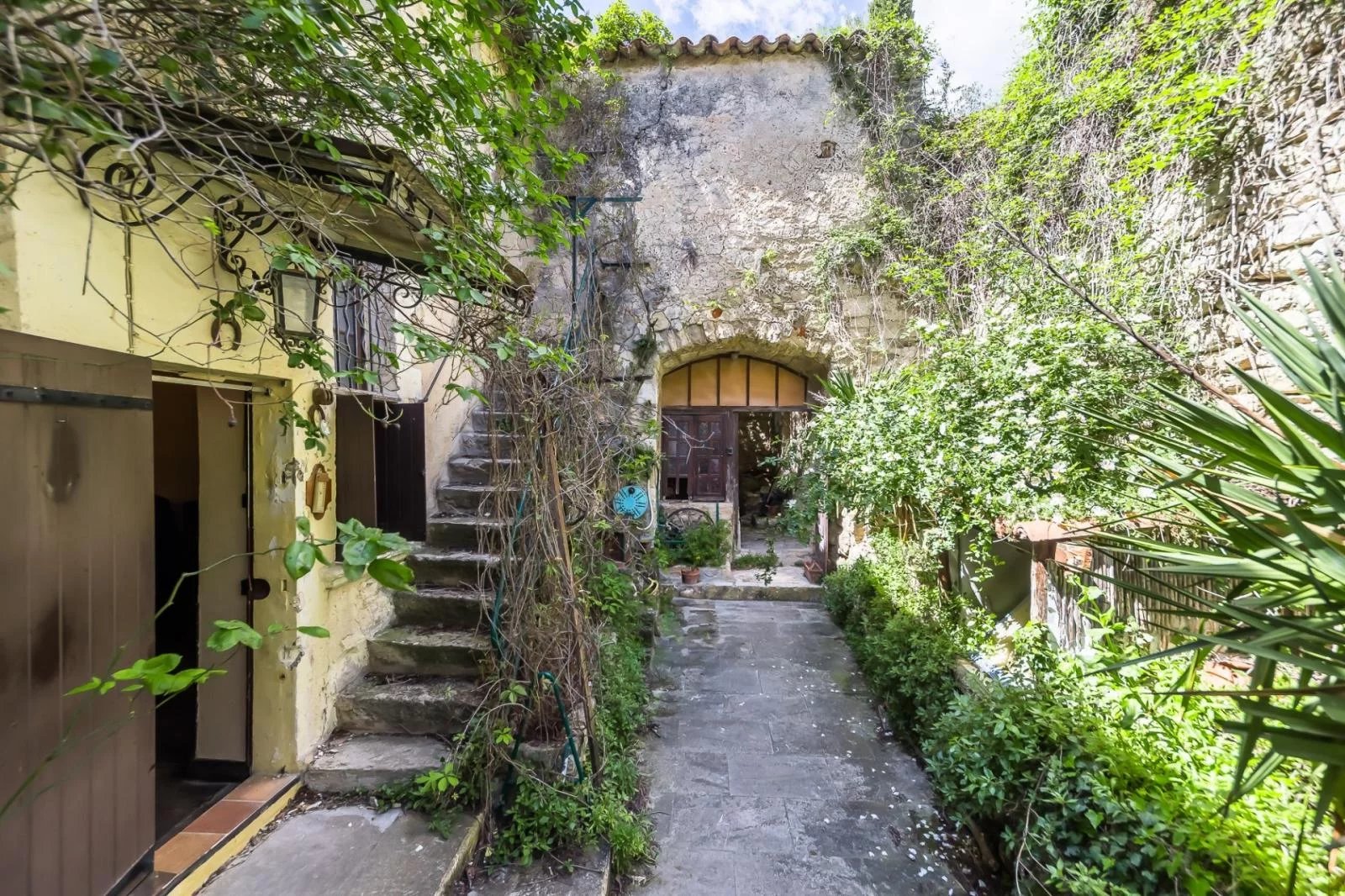 Maison de village avec cour intérieure à rénover