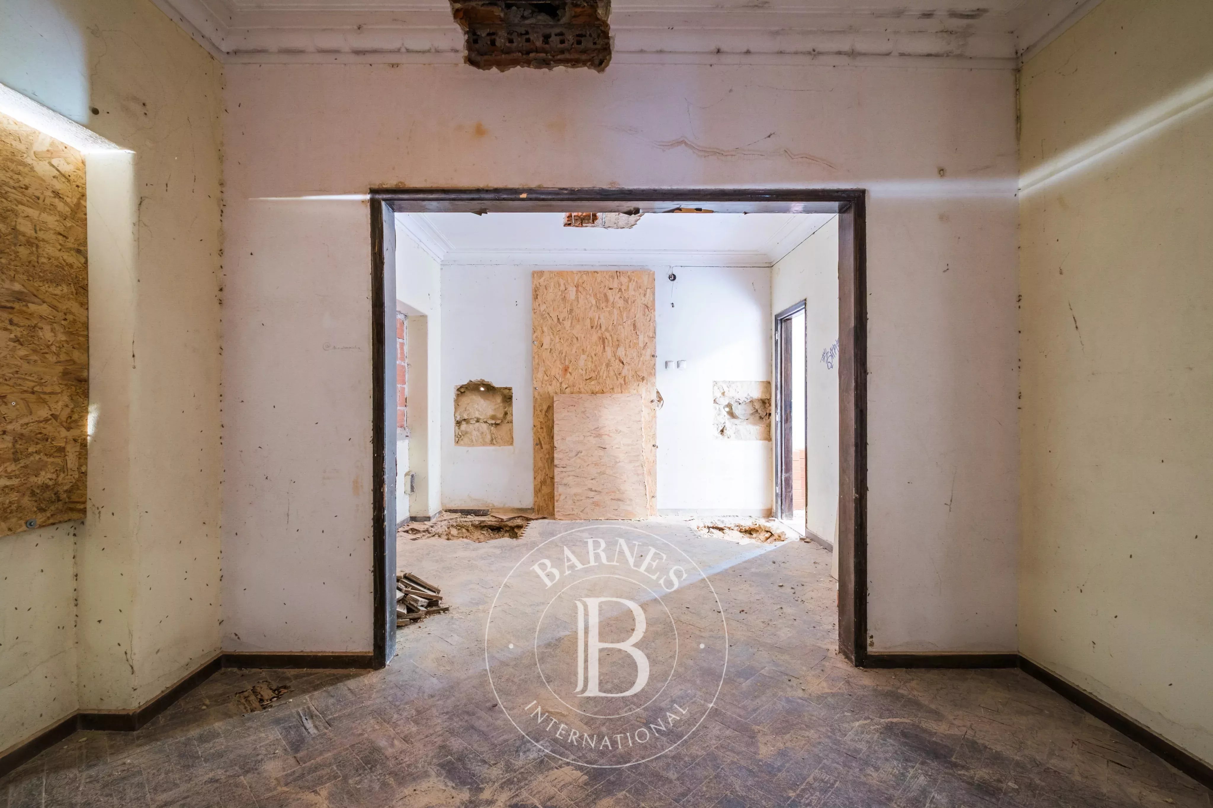 House with Approved Project in the Center of Parede