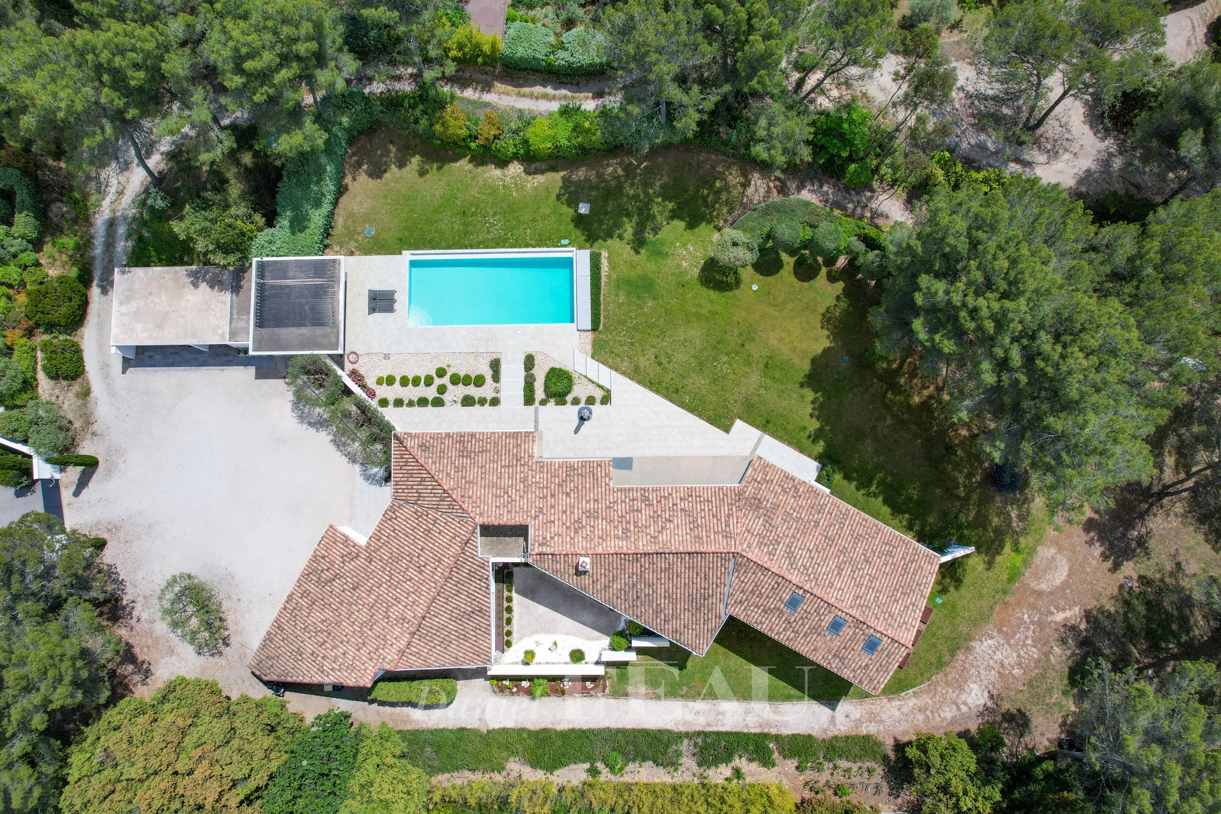 Aix en Provence countryside – A contemporary 5-bed property