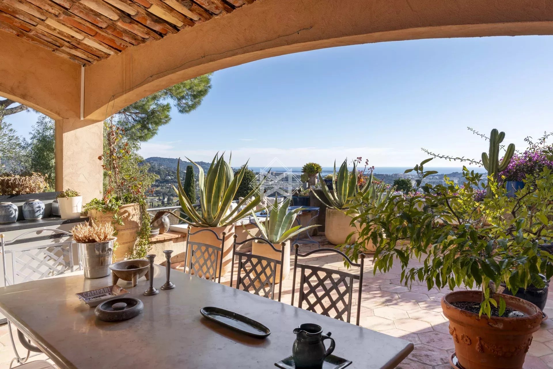 06250 MOUGINS VILLA