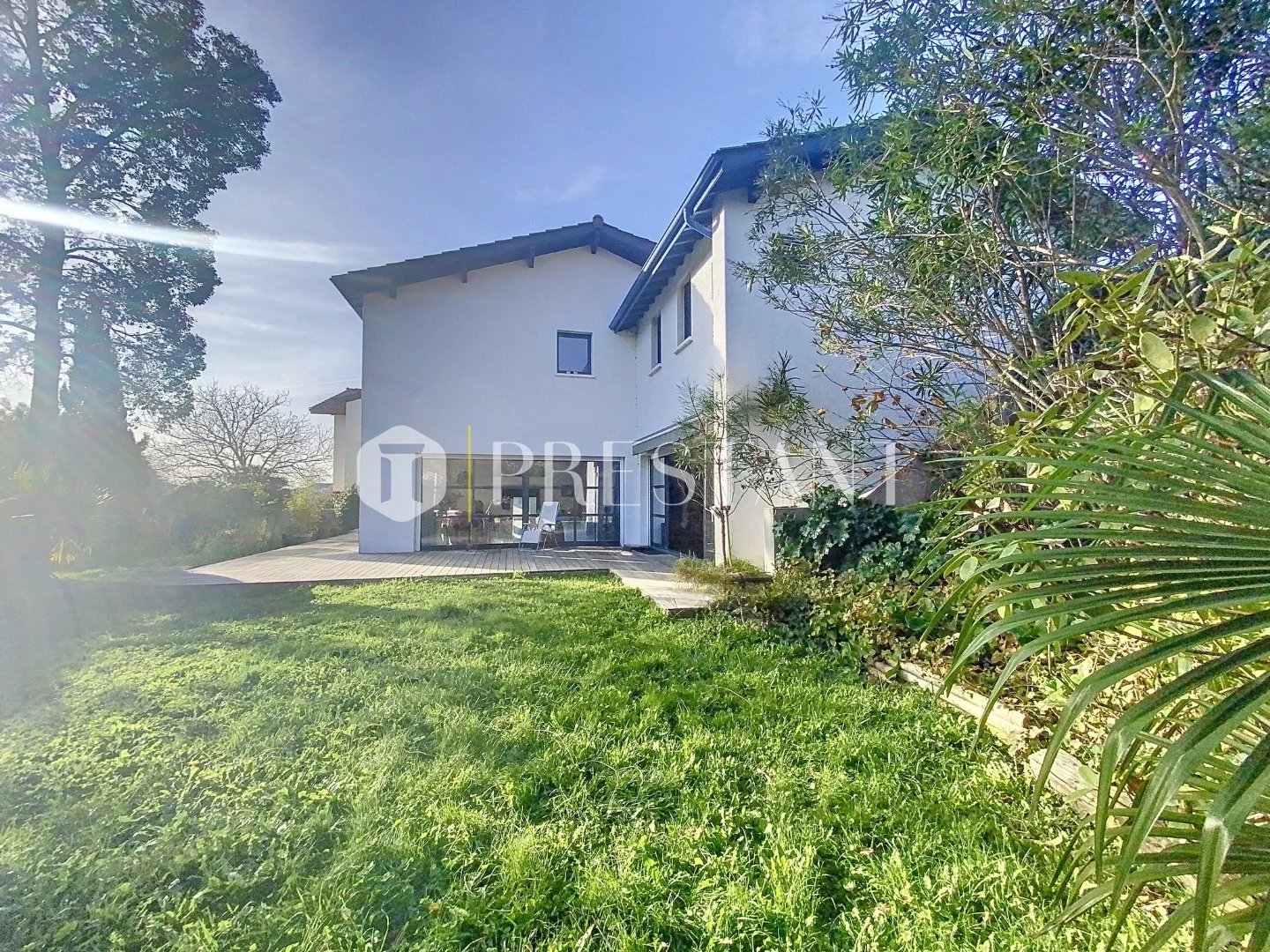 Maison contemporaine lumineuse avec terrasse et jardin à Saint-Jean-de-Luz