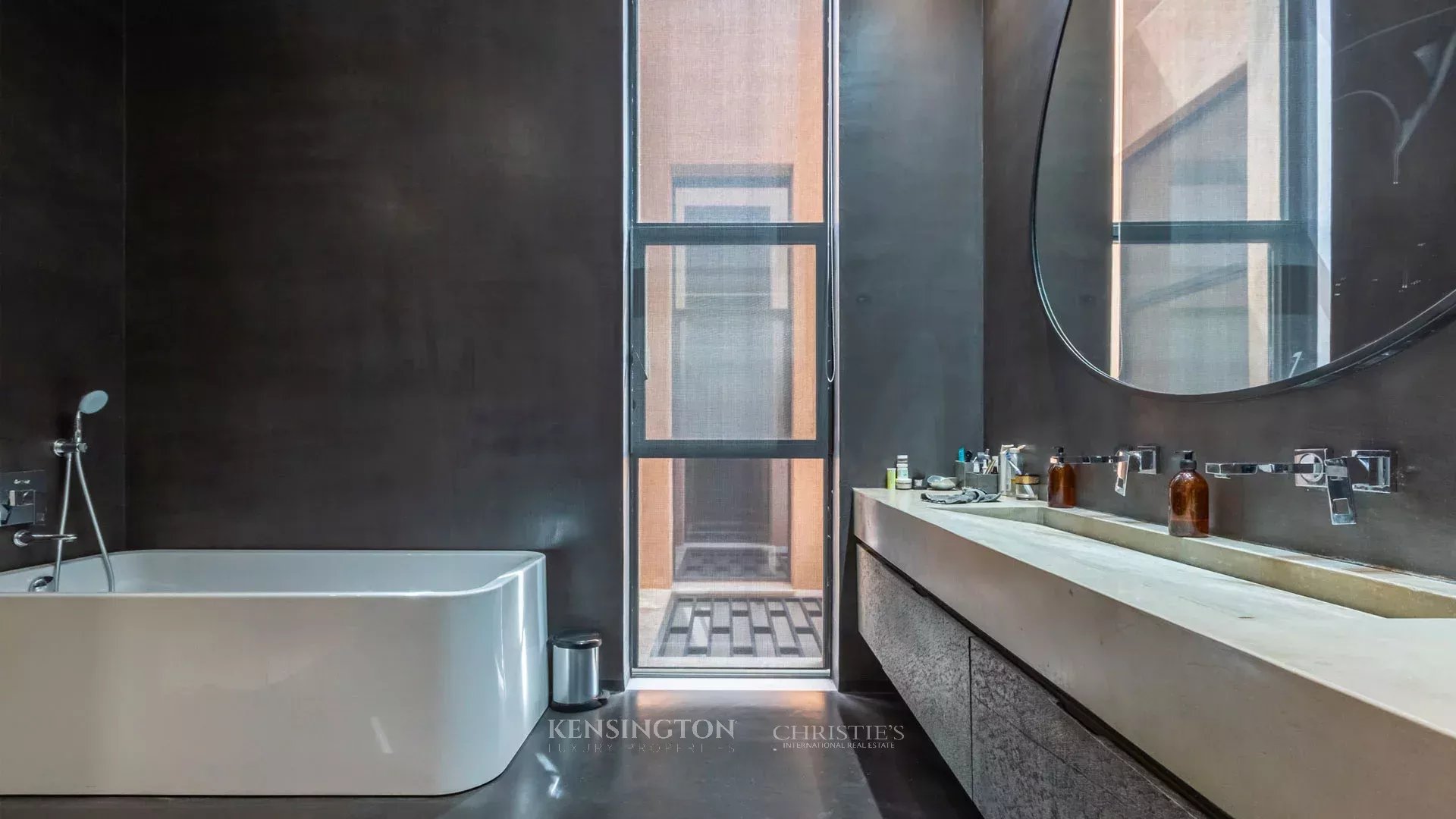 6 Bedroom Villa/Townhouse's Image 32