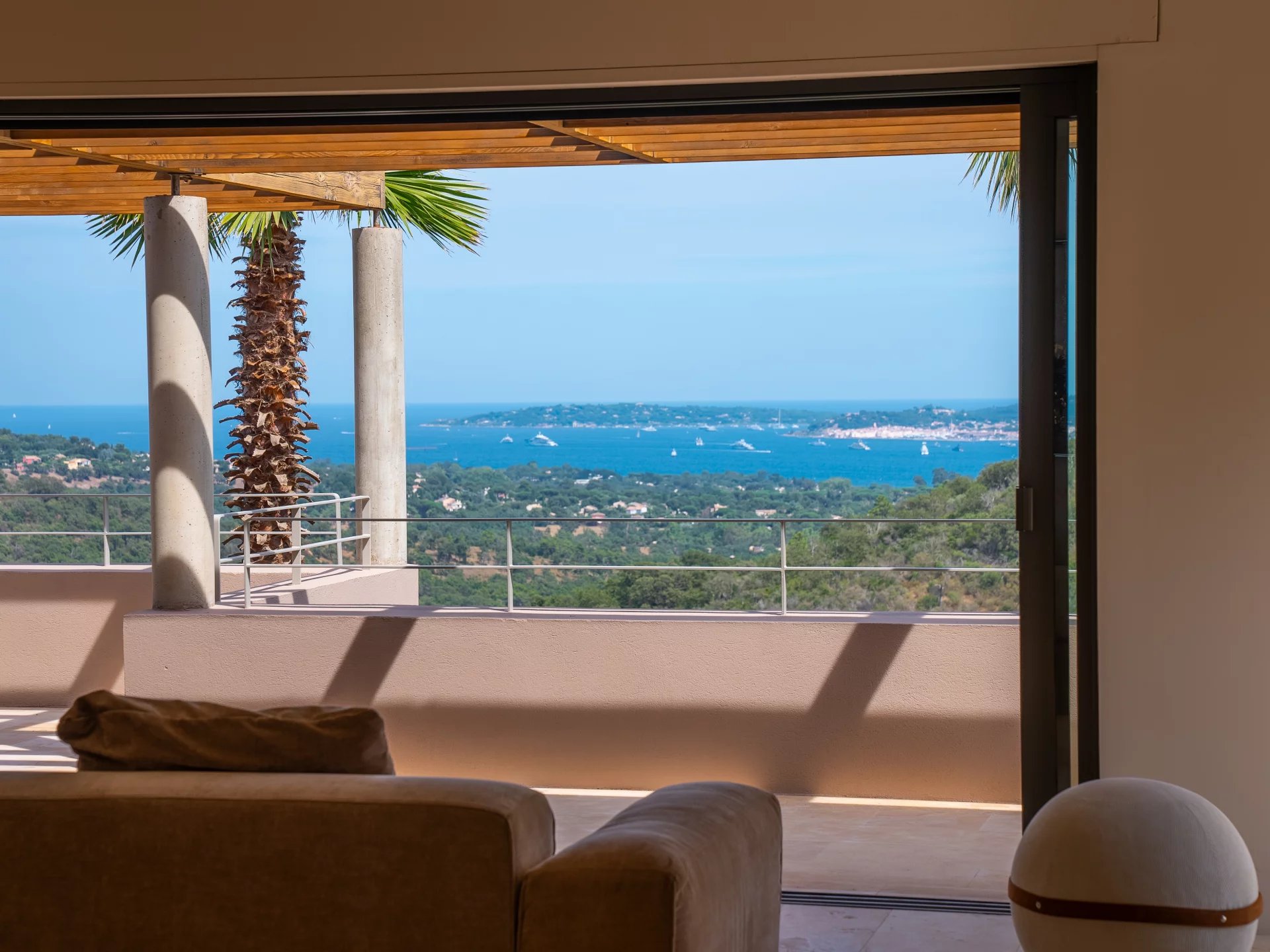 GRIMAUD : Vue mer et collines à couper le souffle