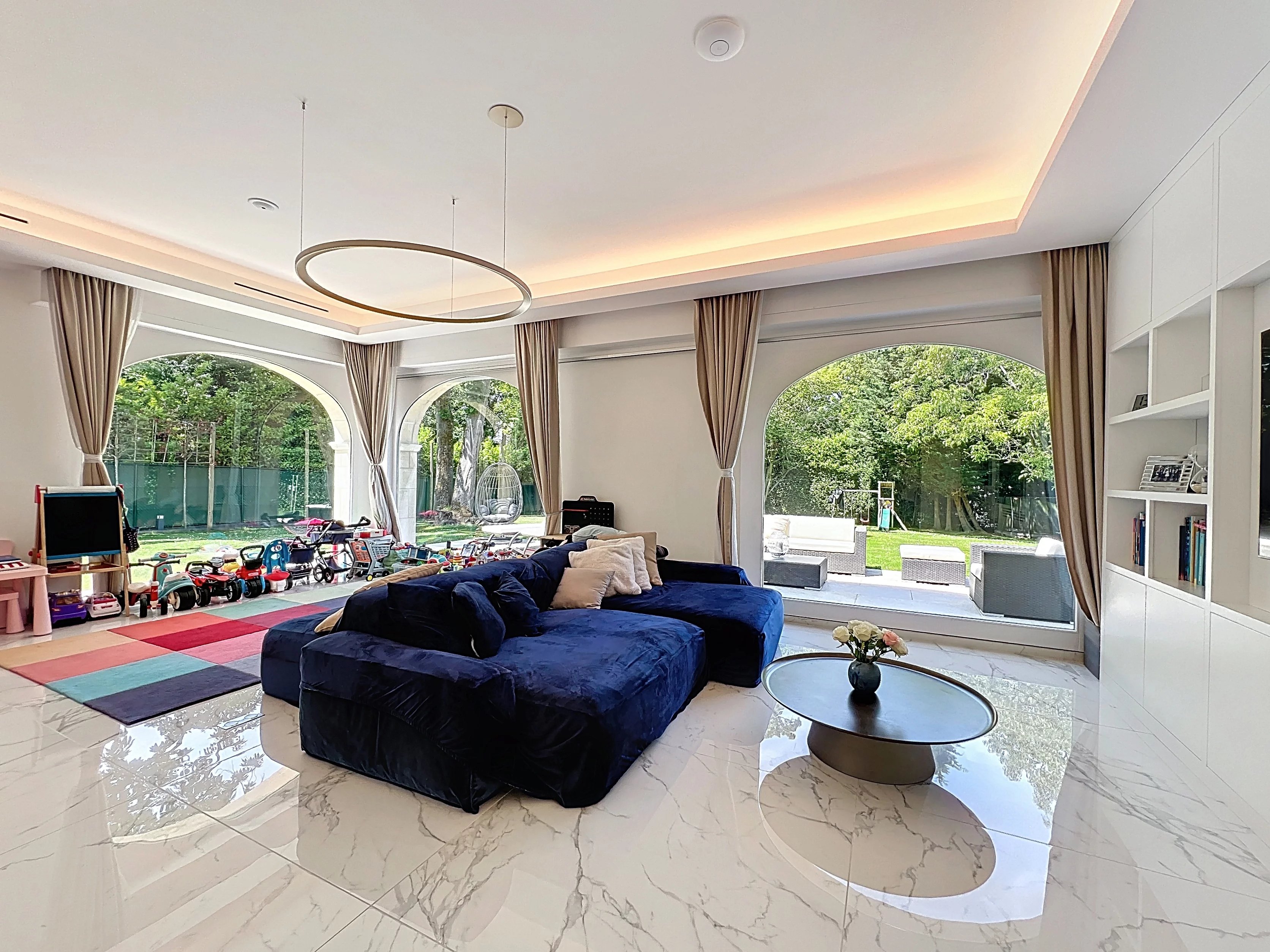 Prachtig huis in zijn groene omhulsel