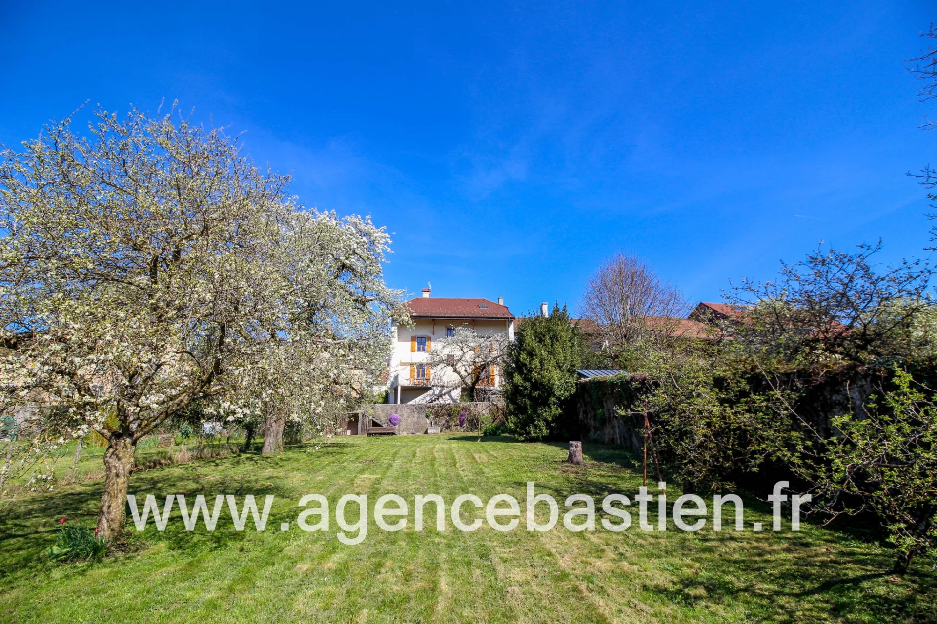 VENTE - TRES BELLE PROPRIETE DE 224 m2 HAB. - PLUS DE 1000 m