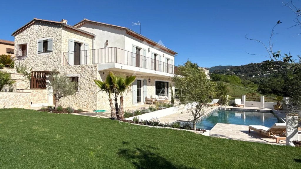 Villa for sale in La colle-sur-loup — Panoramic View over the Village of Saint-Paul-de-Vence