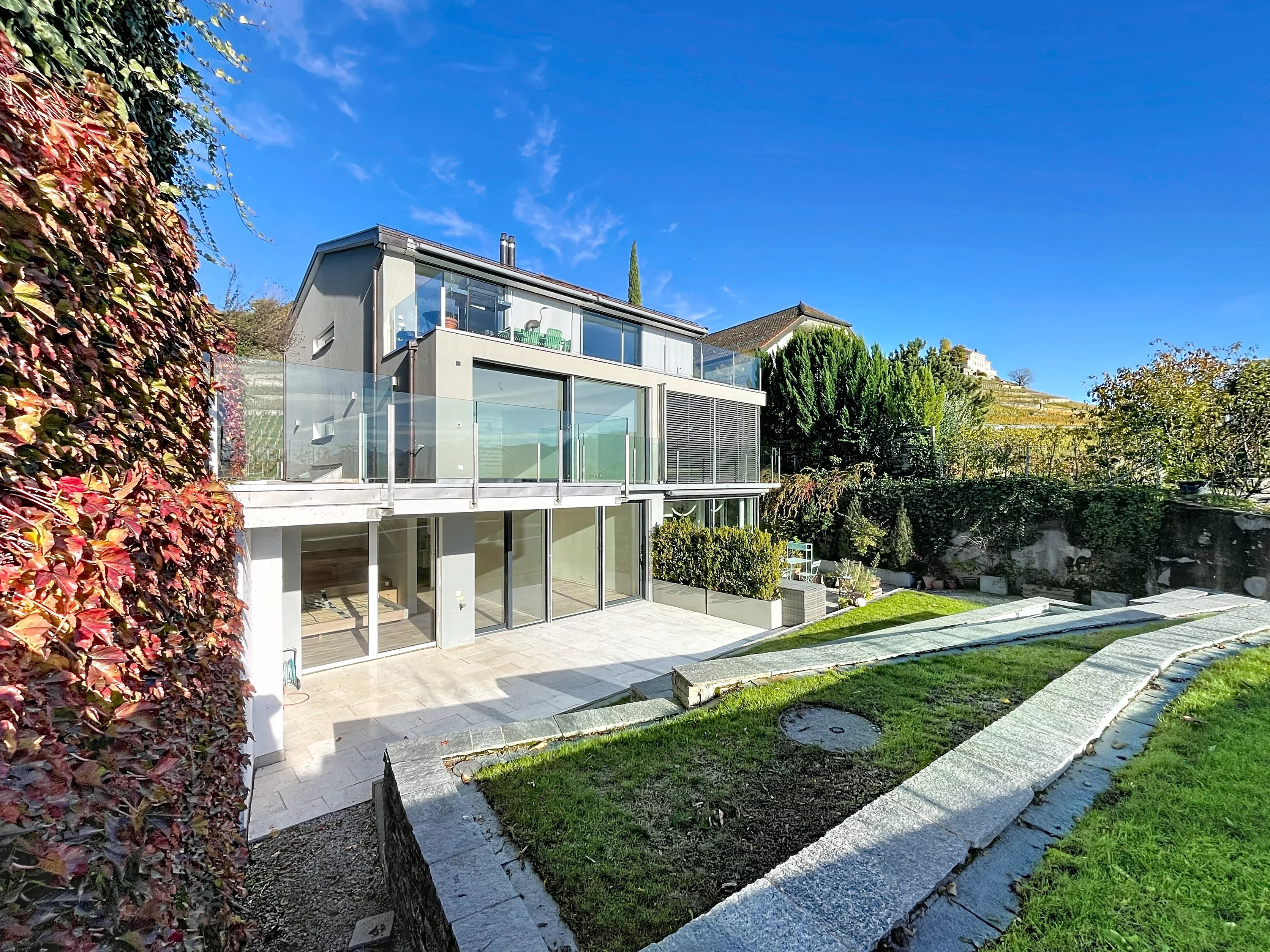 Appartement contemporain avec vue exceptionnelle sur le lac, au milieu des vignes