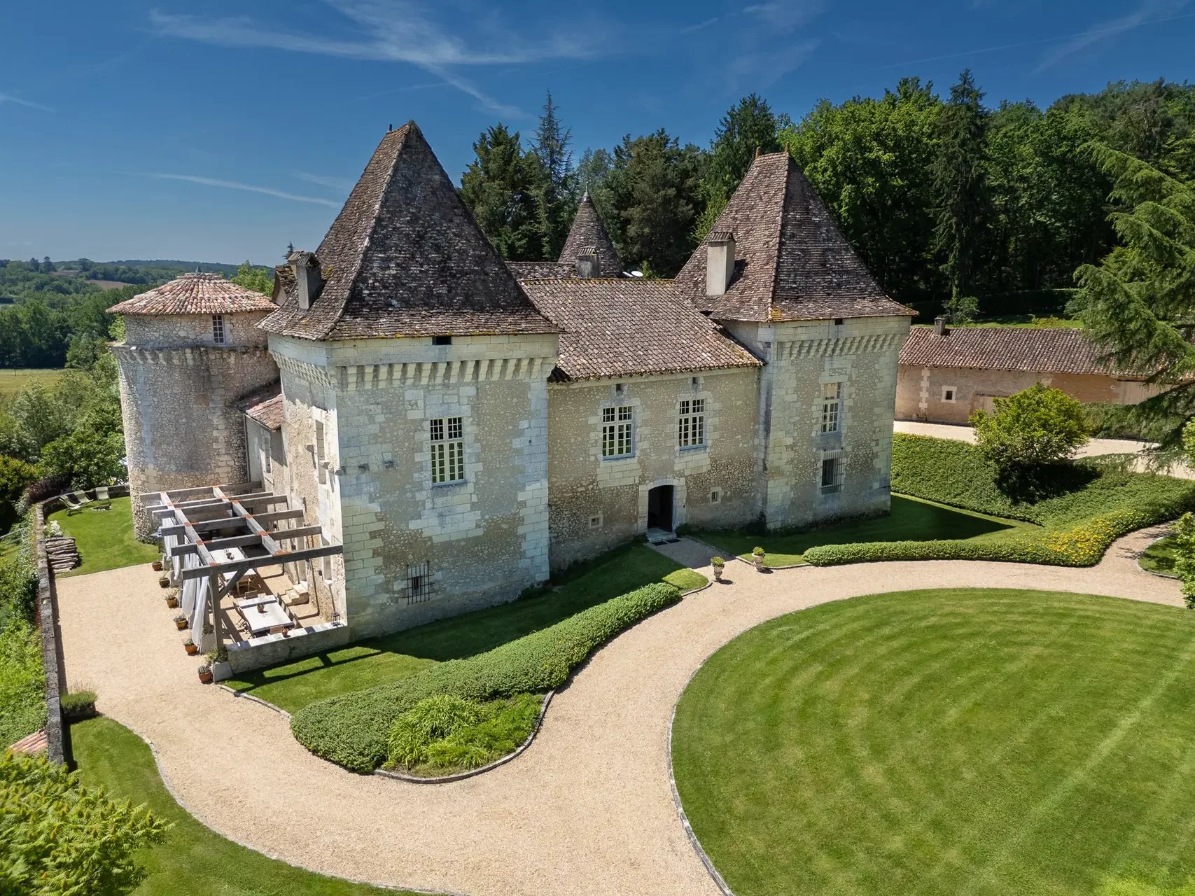 SCHLOSS MIT POOL UND TENNISPLATZ IN BORDEAUX ZU VERKAUFEN
