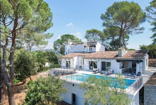 Biot: Contemporary villa with 6 bedrooms in a secure estate