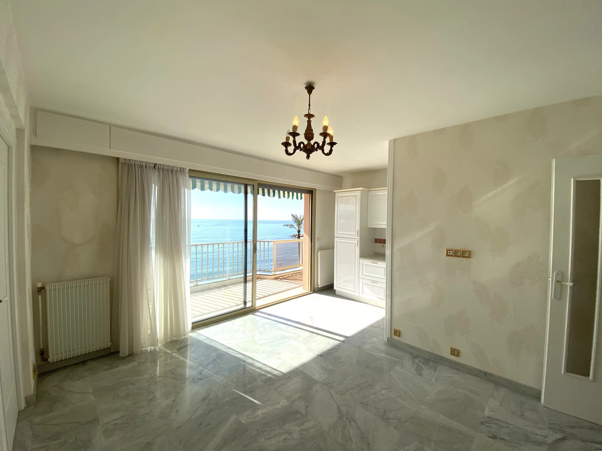 IN VENDITA ROQUEBRUNE CAP MARTIN - FRONTE MARE 2LOCALI 43MQ CON TERRAZZA 12MQ CANTINA